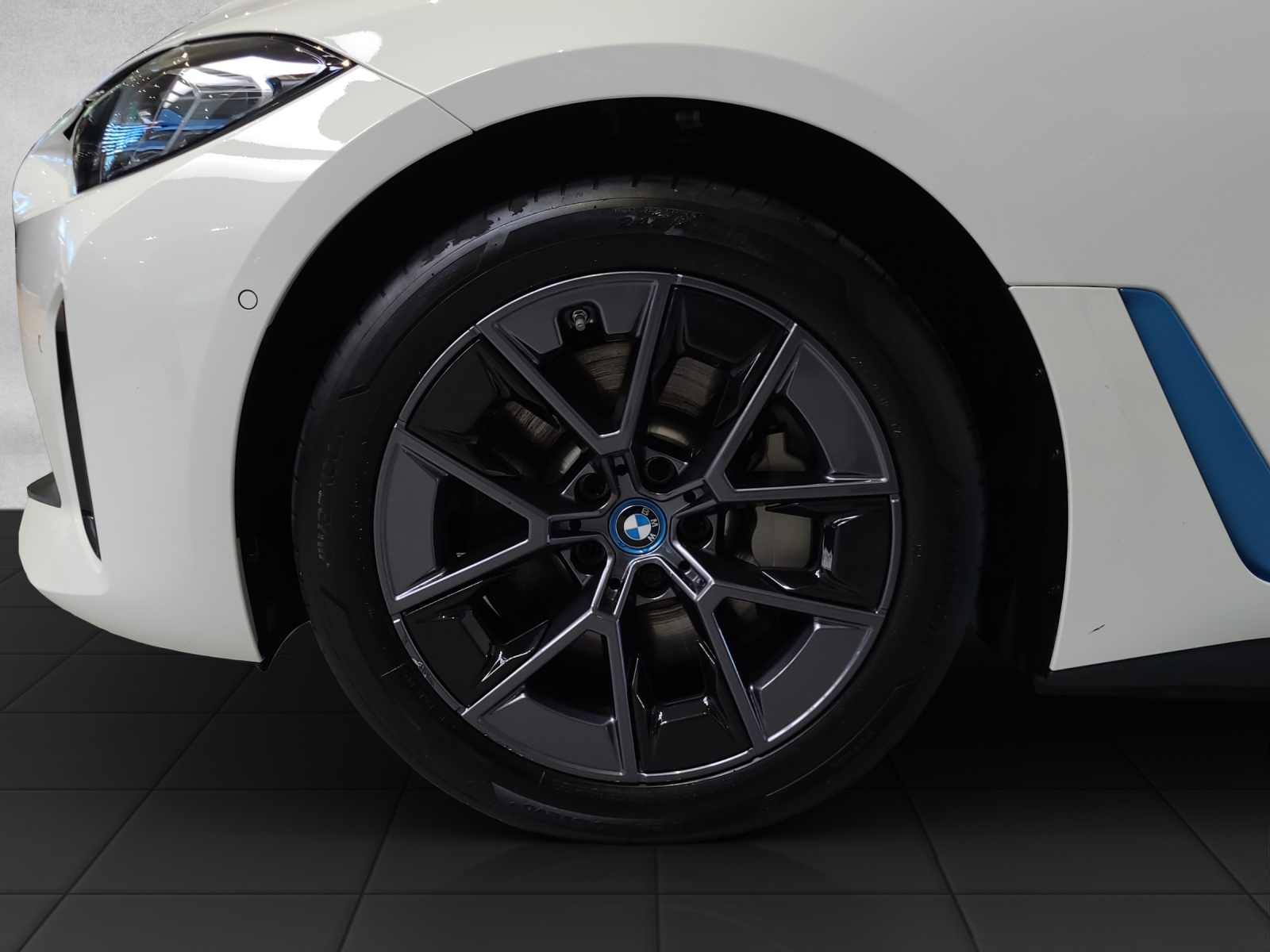BMW i4 eDrive 40-image-9