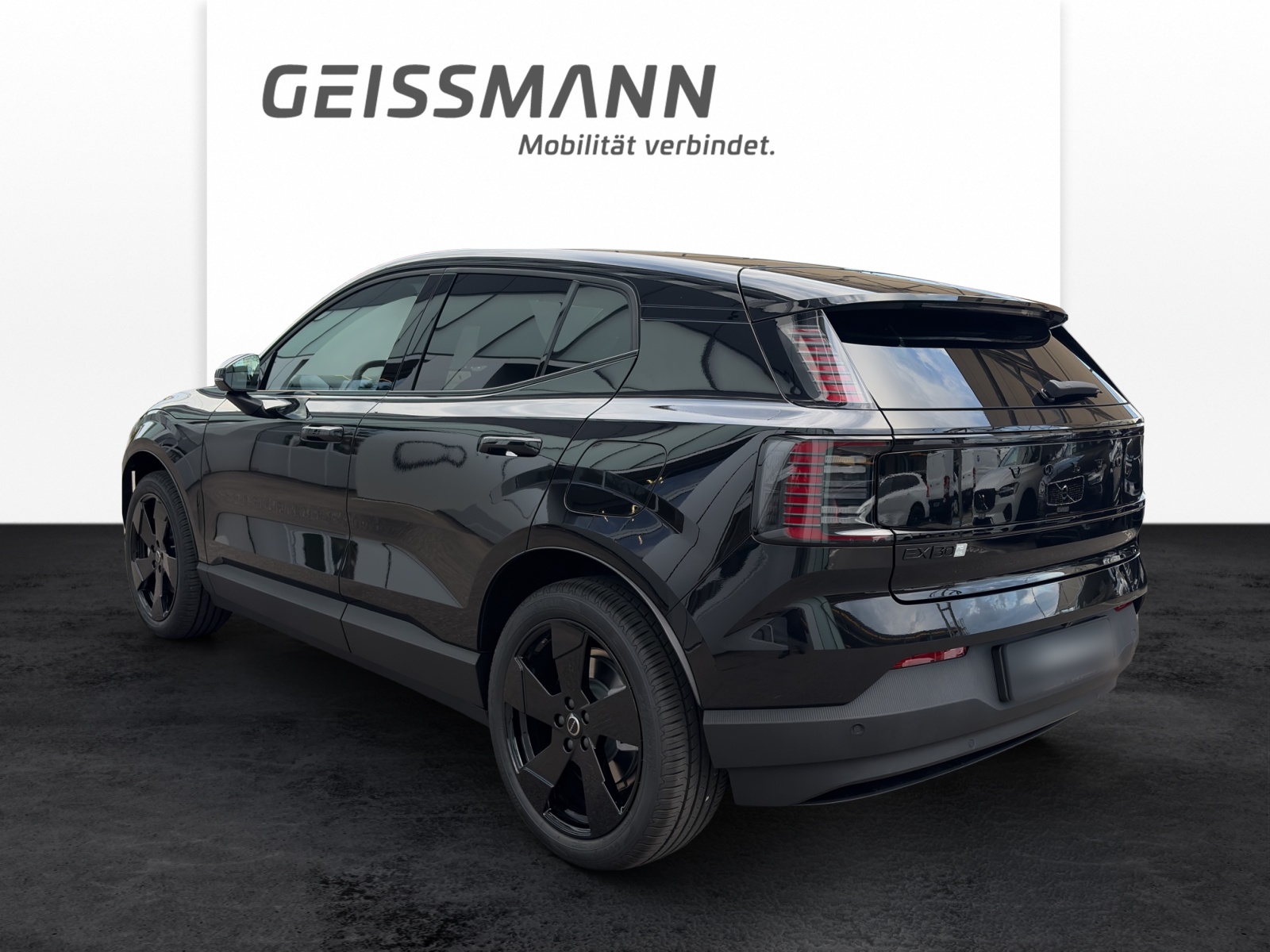 VOLVO EX30 P5 Longe Range XCENTRIC Black Edition-image-4