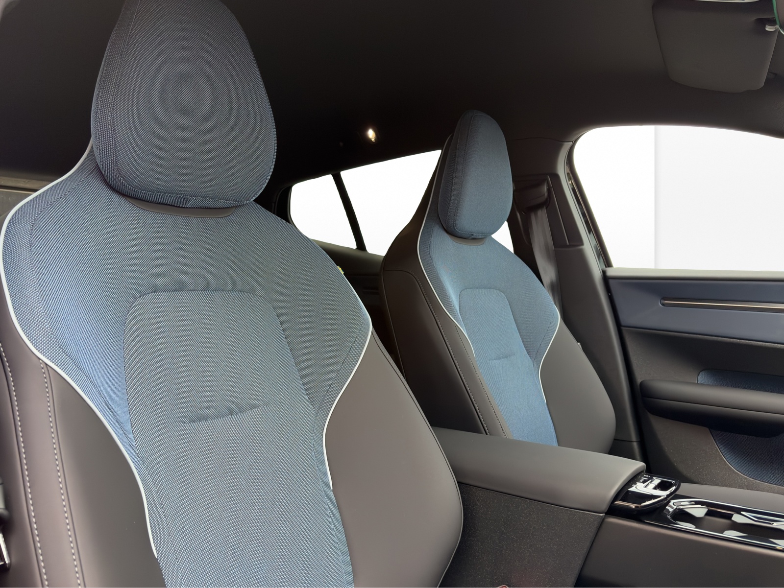 VOLVO EX30 P5 Longe Range XCENTRIC Black Edition-image-17