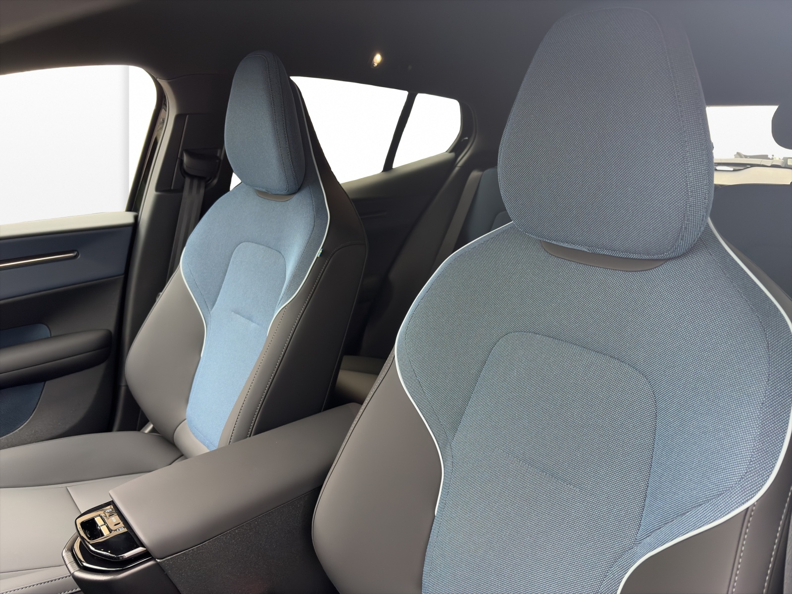 VOLVO EX30 P5 Longe Range XCENTRIC Black Edition-image-8