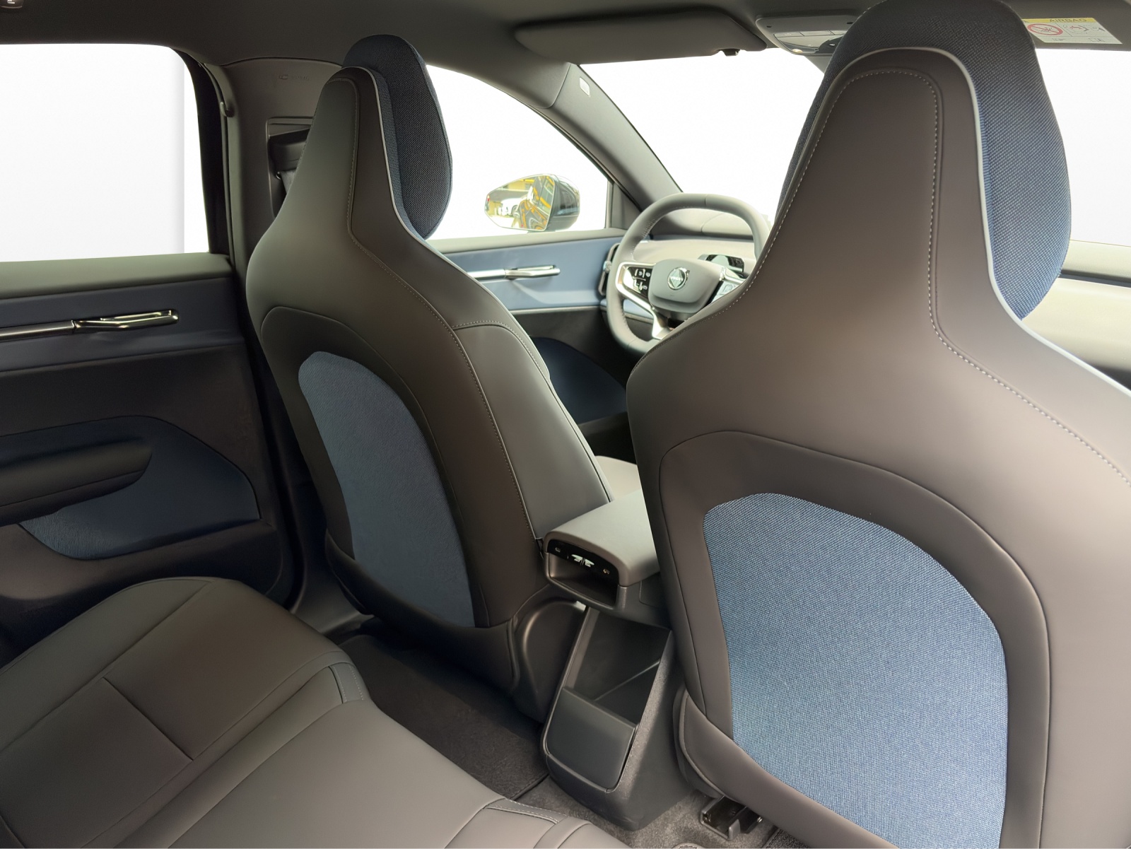 VOLVO EX30 P5 Longe Range XCENTRIC Black Edition-image-16