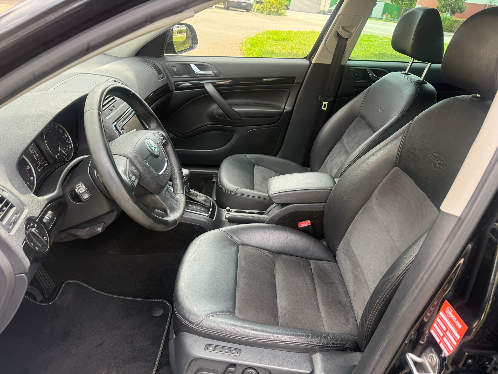 SKODA Octavia Combi 1.8 TSI Ambition DSG-image-5