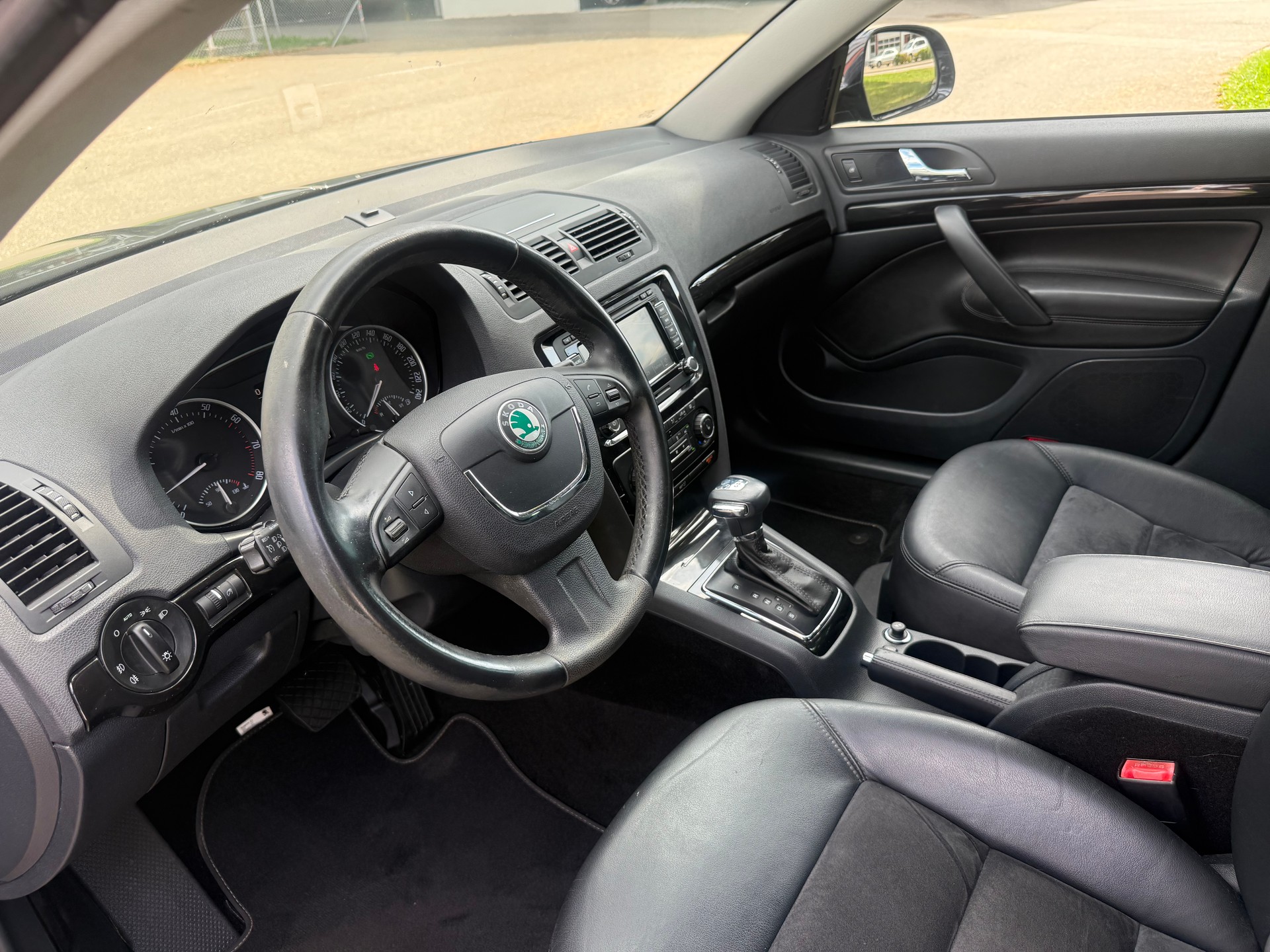 SKODA Octavia Combi 1.8 TSI Ambition DSG-image-6