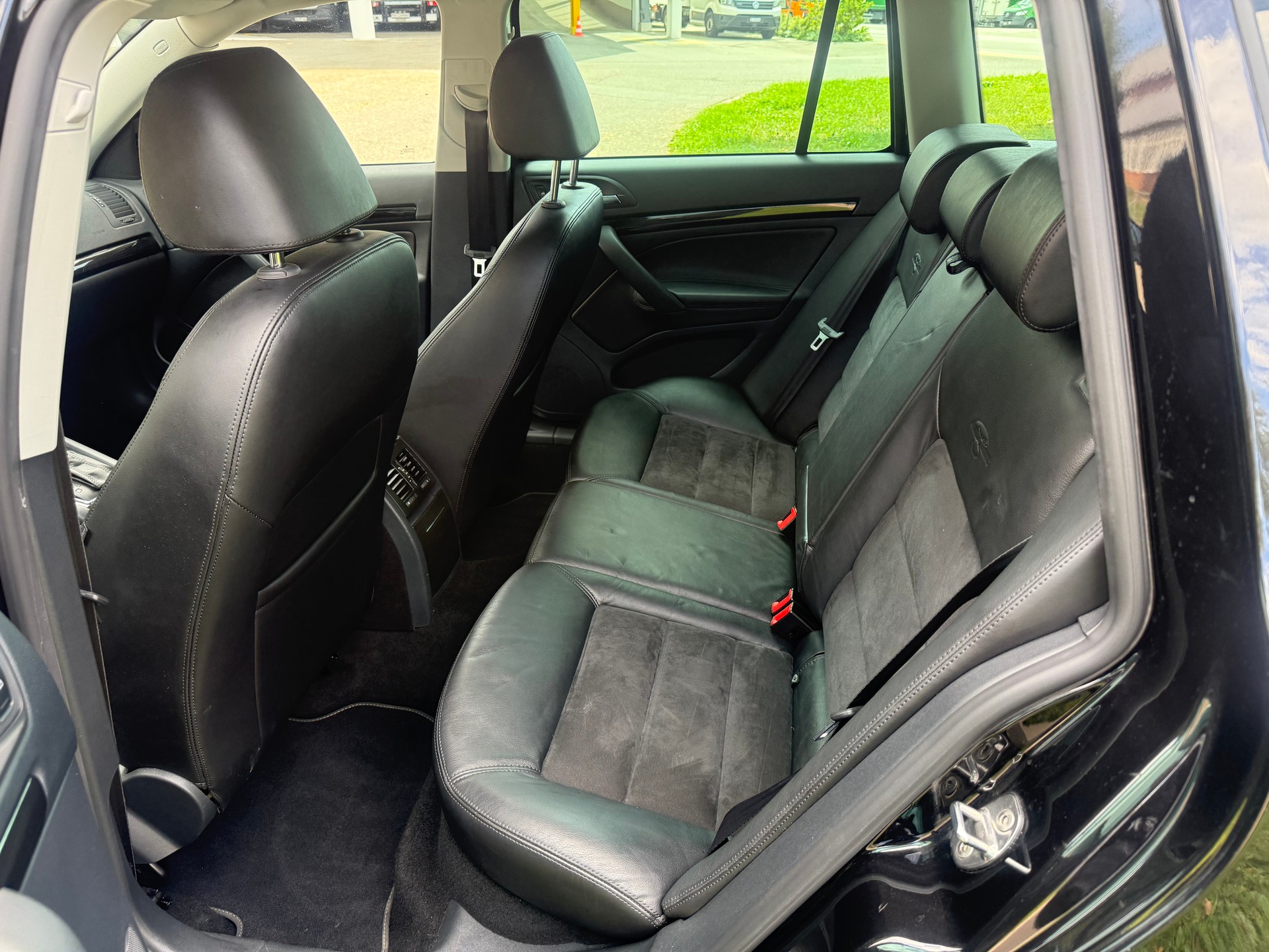 SKODA Octavia Combi 1.8 TSI Ambition DSG-image-8