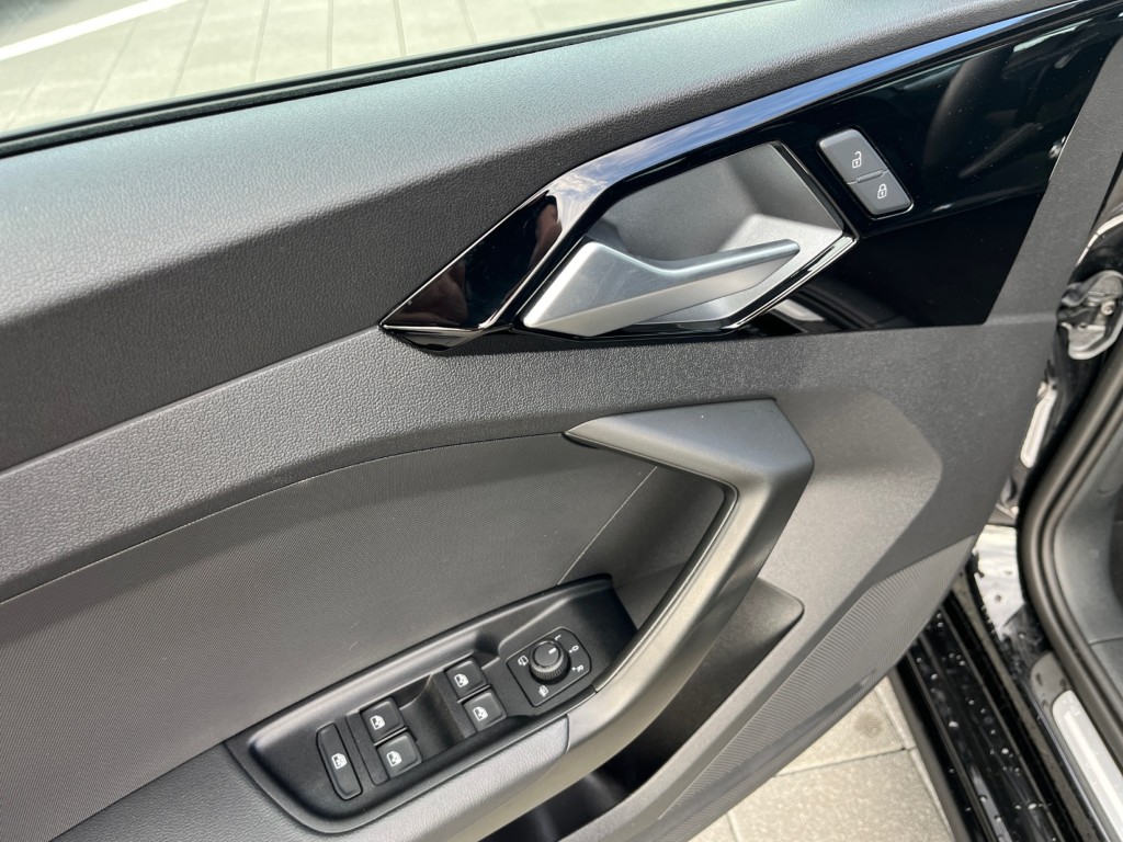 AUDI A1 Sportback 30 TFSI S Line Attraction S-tronic-image-10