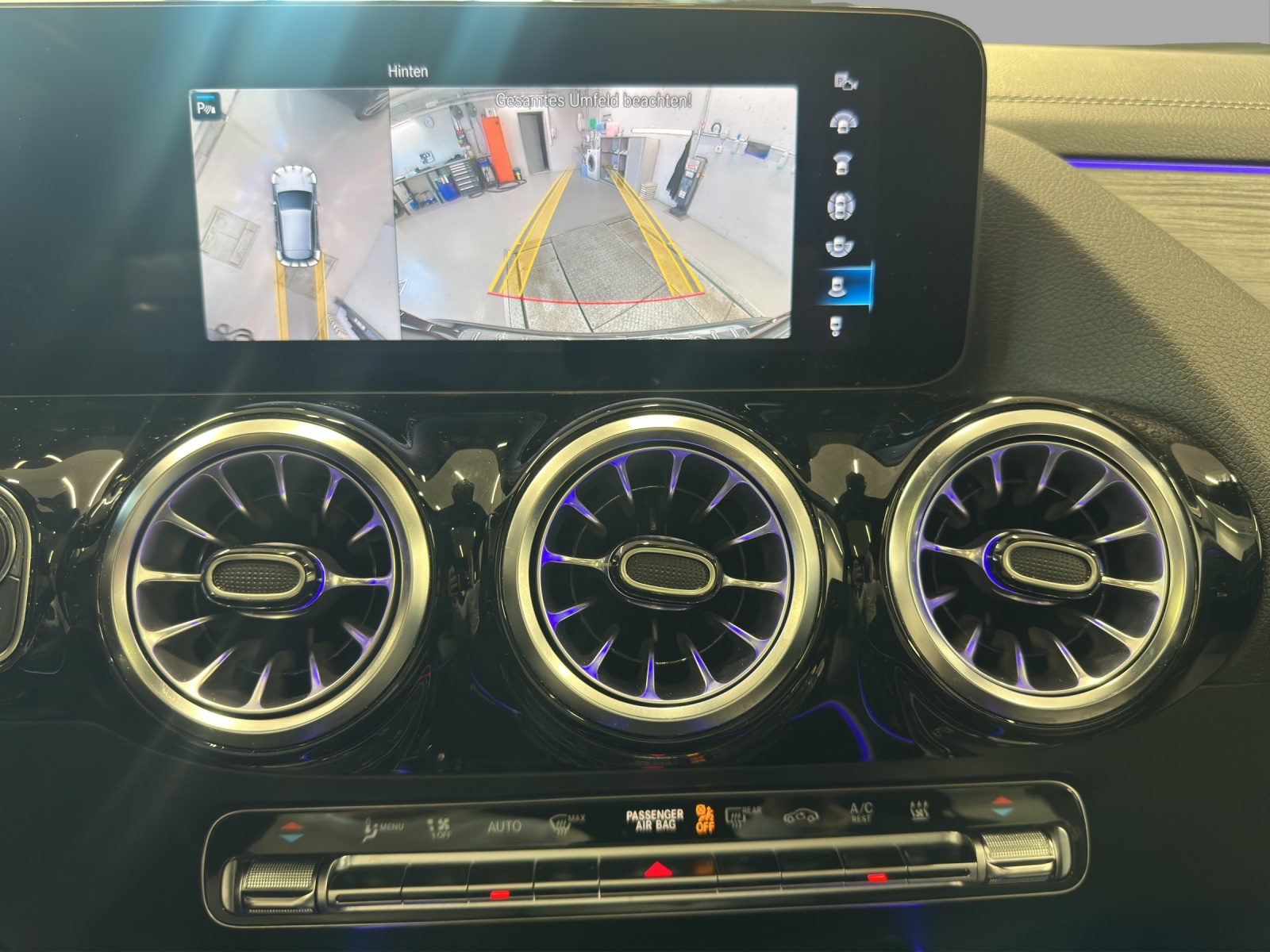MERCEDES-BENZ GLA 250e AMG Line 8G-DCT-image-11