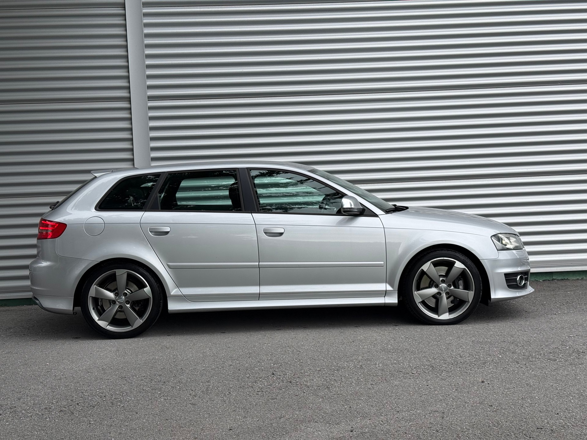 AUDI S3 Sportback 2.0 TFSI quattro S-tronic-image-4