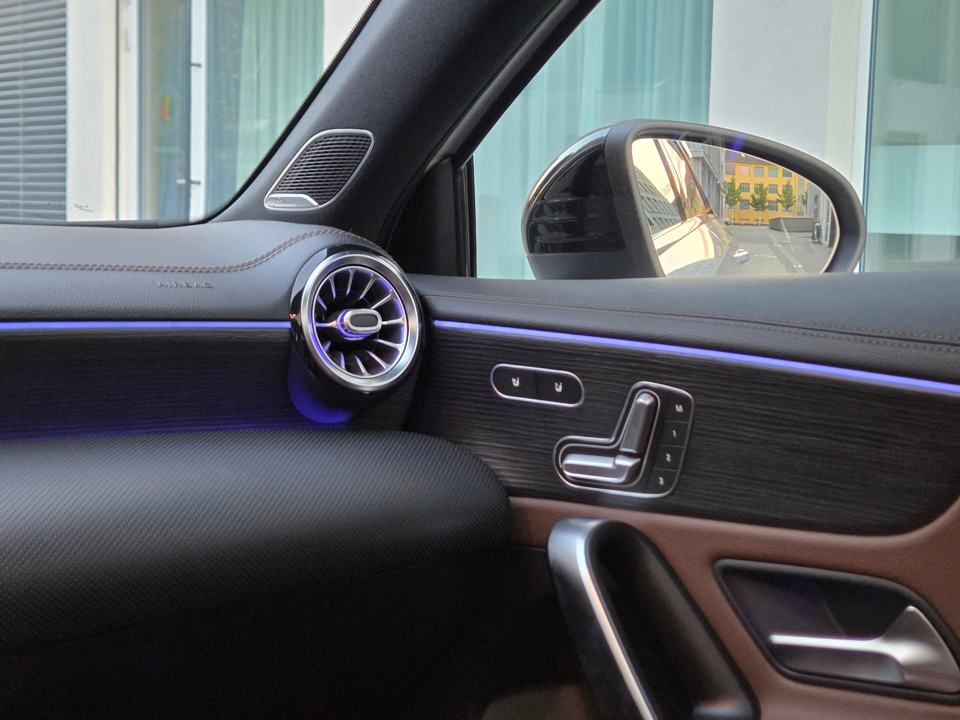 MERCEDES-BENZ A 35 AMG 4Matic Speedshift-image-9