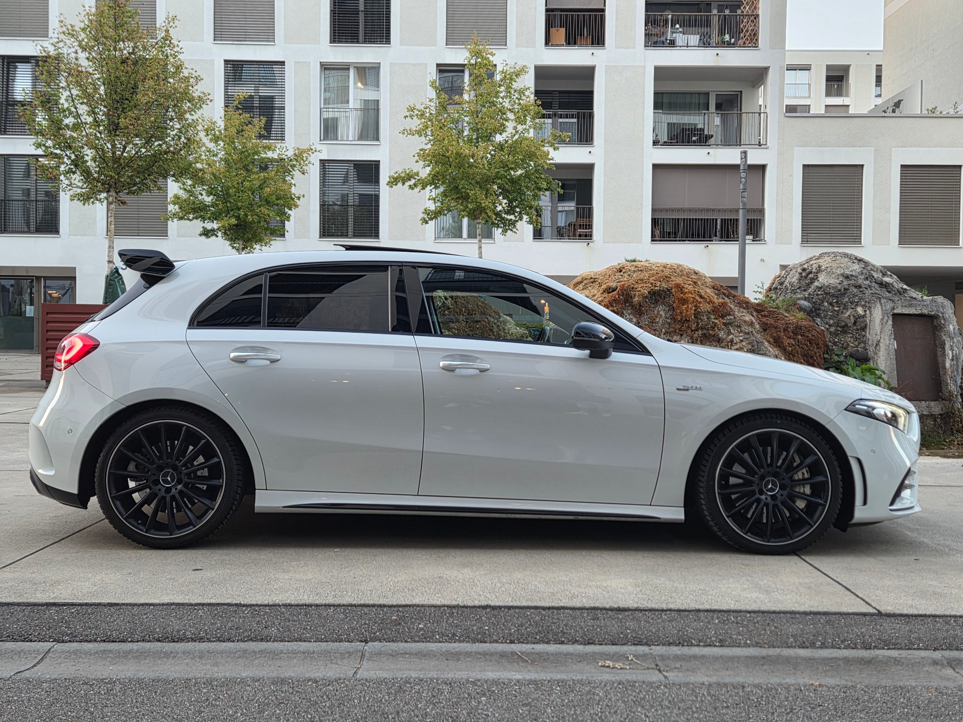 MERCEDES-BENZ A 35 AMG 4Matic Speedshift-image-2