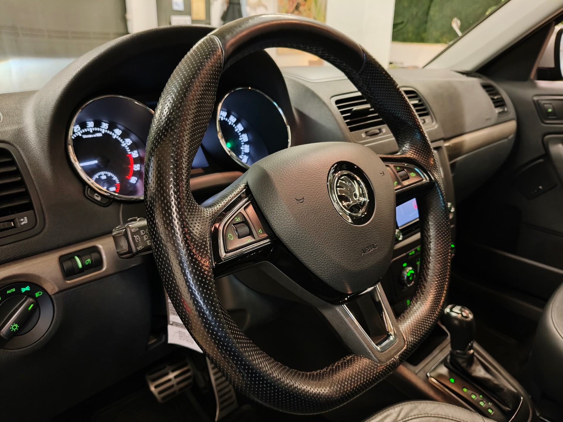 SKODA Yeti 2.0 TDI Elegance 4x4 DSG-image-21