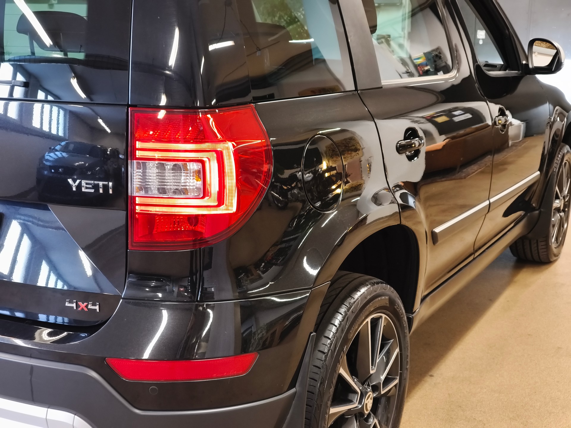 SKODA Yeti 2.0 TDI Elegance 4x4 DSG-image-11