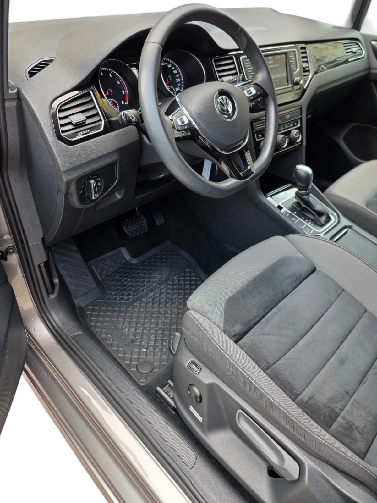 VW Golf Sportsvan 1.4 TSI Highline DSG-image-10