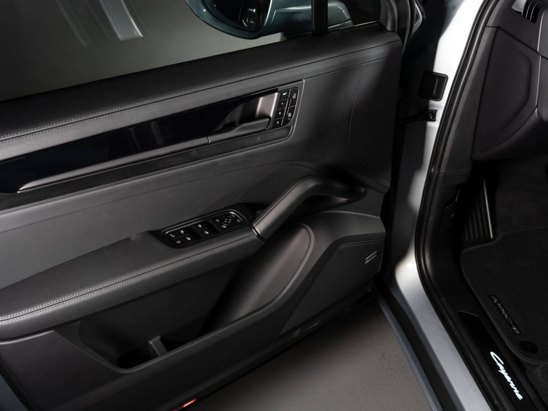PORSCHE Cayenne E-Hybrid Coupé Black Edition-image-17
