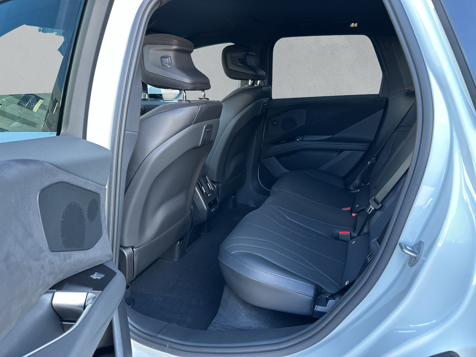 BMW iX3 50 xDrive M Sport-image-11
