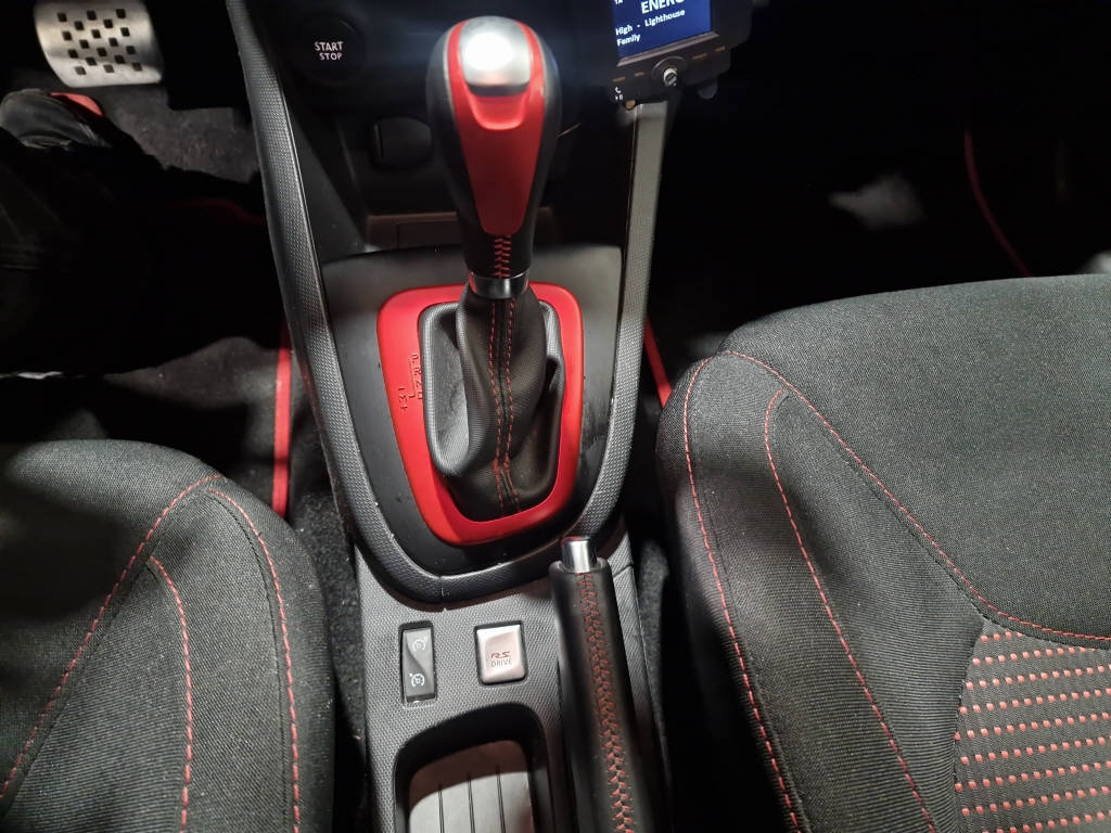 RENAULT Clio Sport 1.6 T 220 RSTrophy S/S-image-10