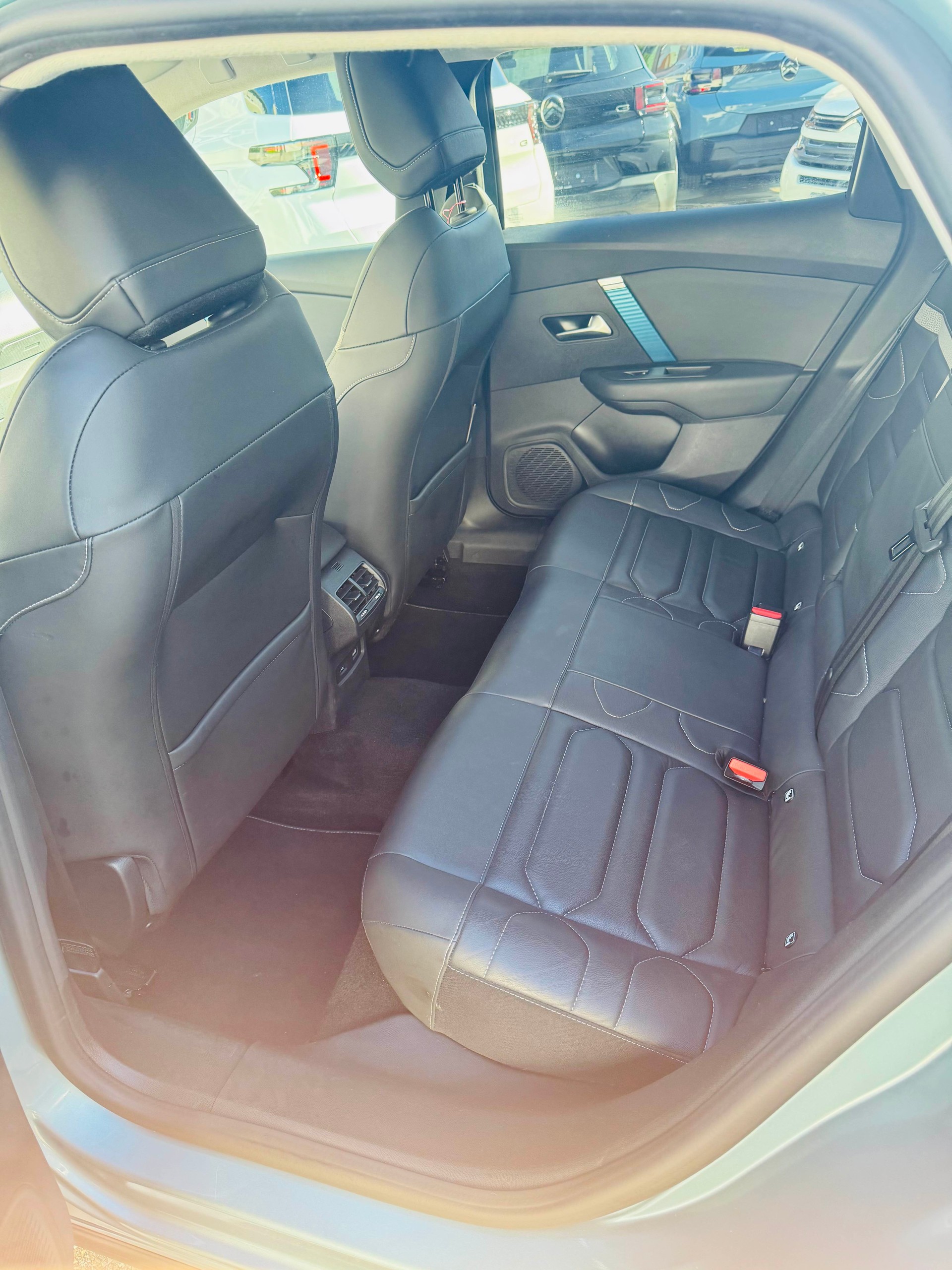 CITROEN C4 Electric Shine-image-9