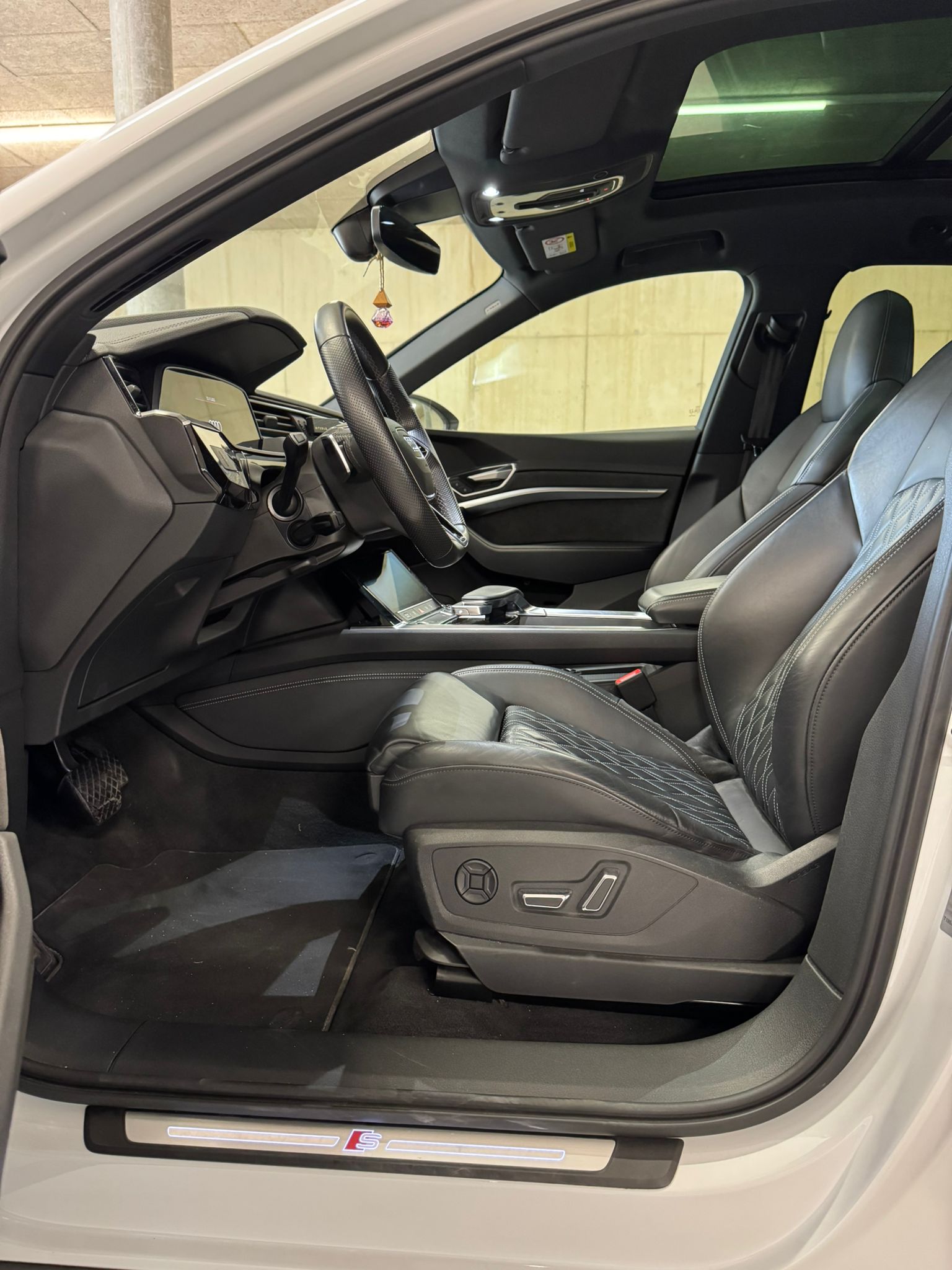 AUDI e-tron 50 S Line quattro-image-11