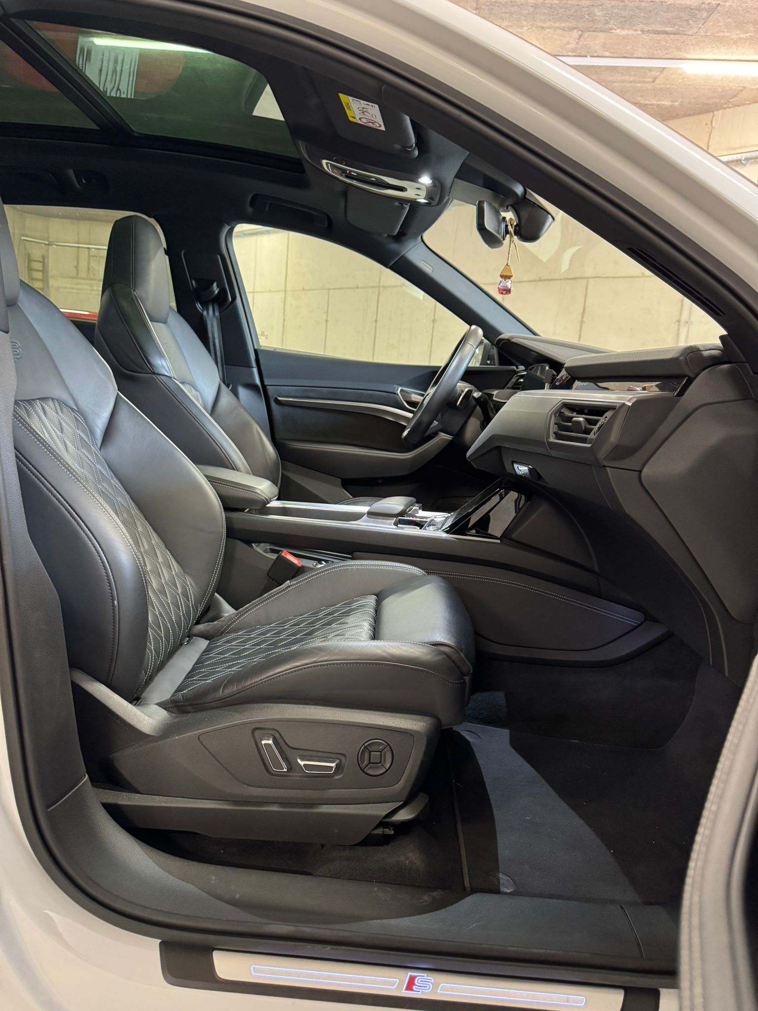 AUDI e-tron 50 S Line quattro-image-12