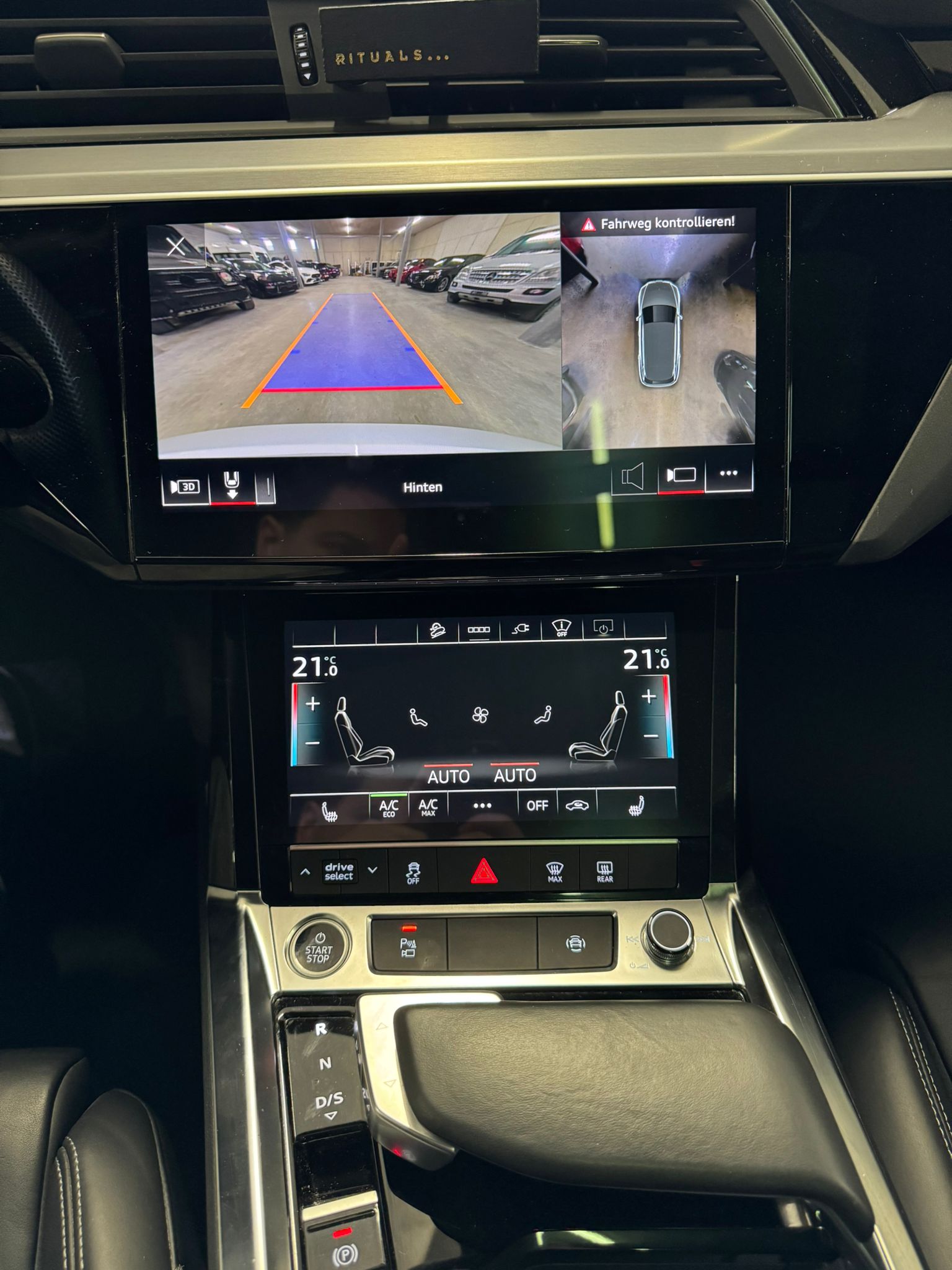 AUDI e-tron 50 S Line quattro-image-9
