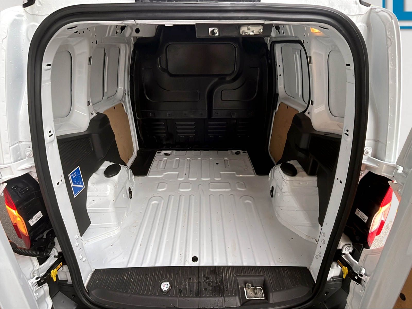 FORD Transit Courier Van 1.0 EcoBoost Trend-image-8