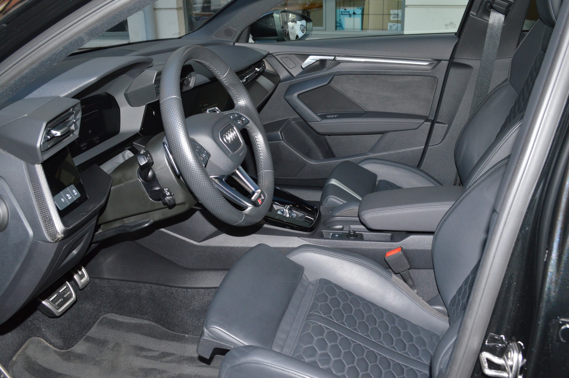 AUDI RS3 Sportback 2.5 TSI quattro S-tronic-image-11
