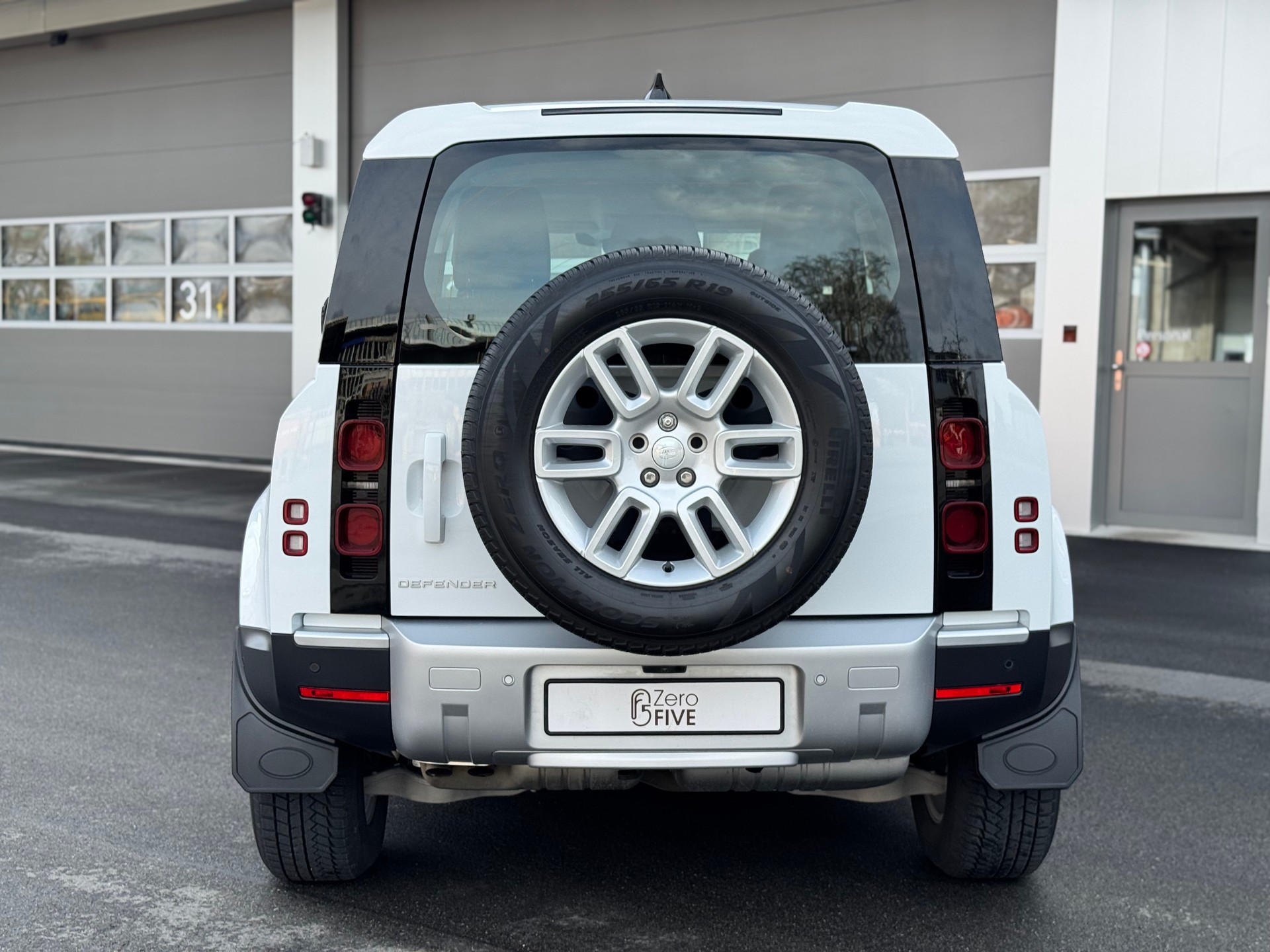 LAND ROVER Defender 90 3.0D I6 200 S-image-4