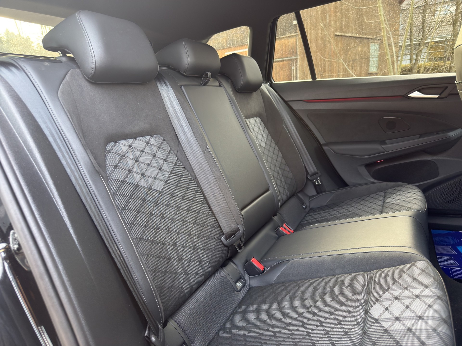 VW Golf Variant 1.5 eTSI mHEV R-Line-image-17