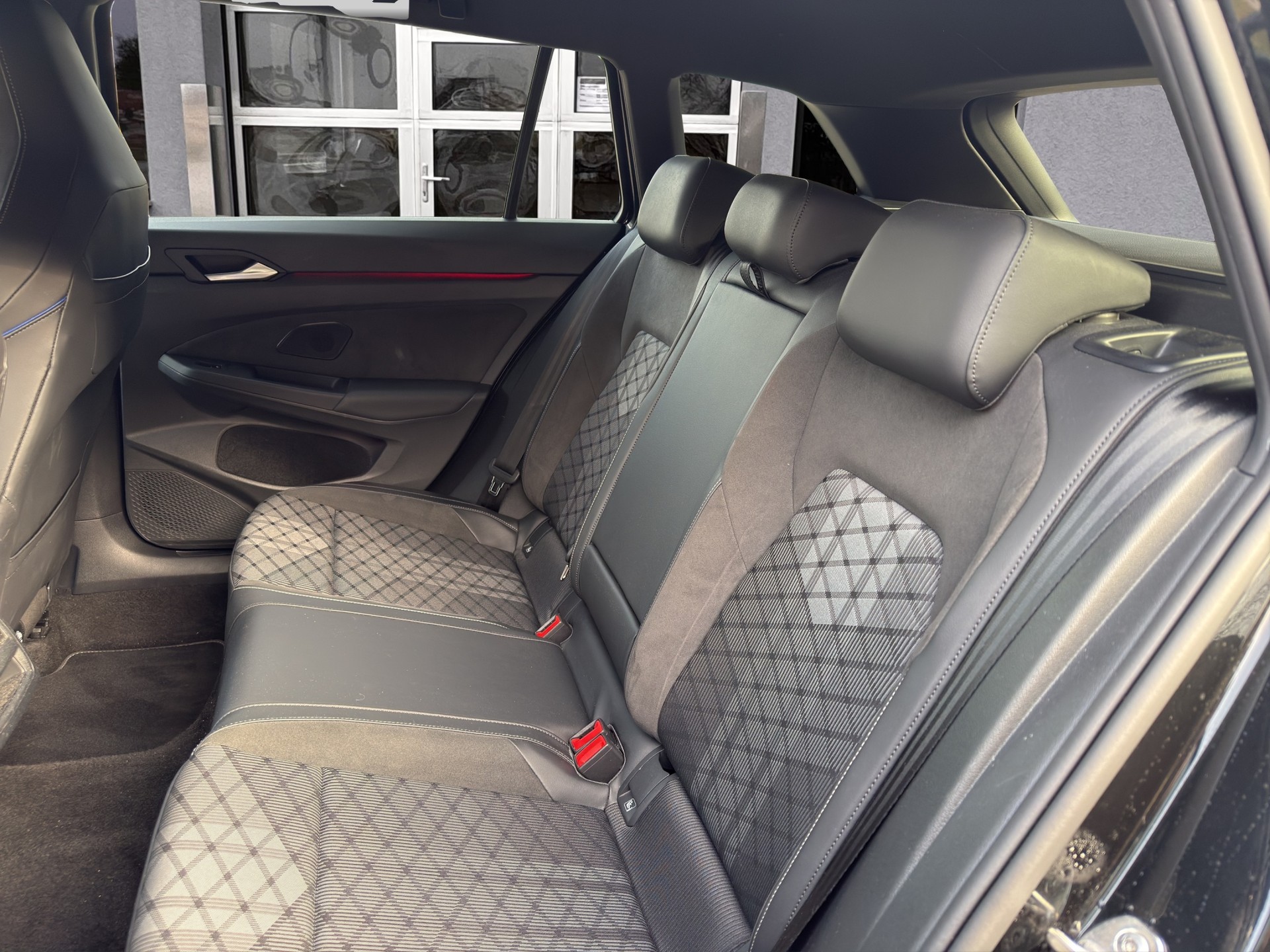 VW Golf Variant 1.5 eTSI mHEV R-Line-image-15