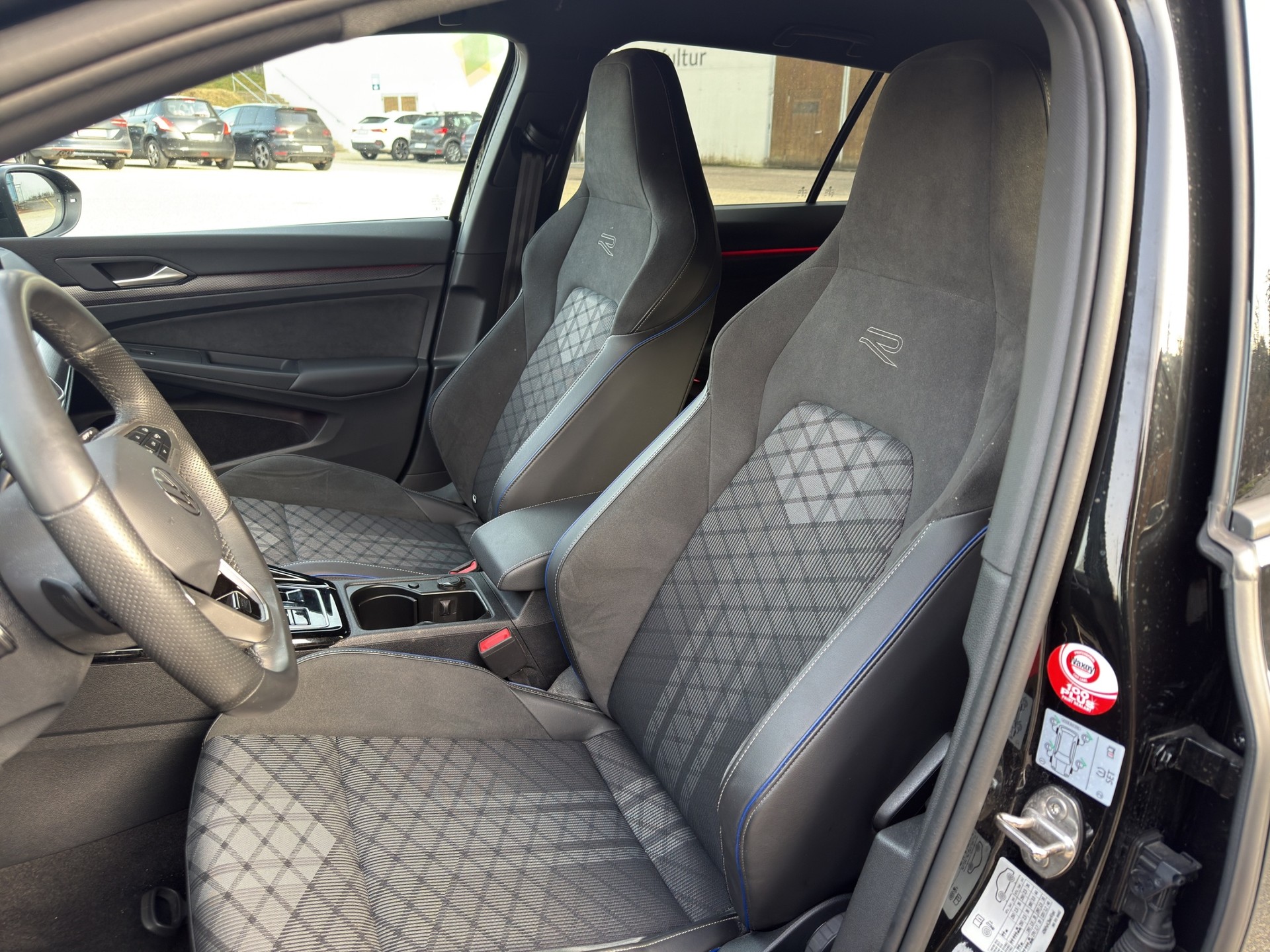 VW Golf Variant 1.5 eTSI mHEV R-Line-image-12