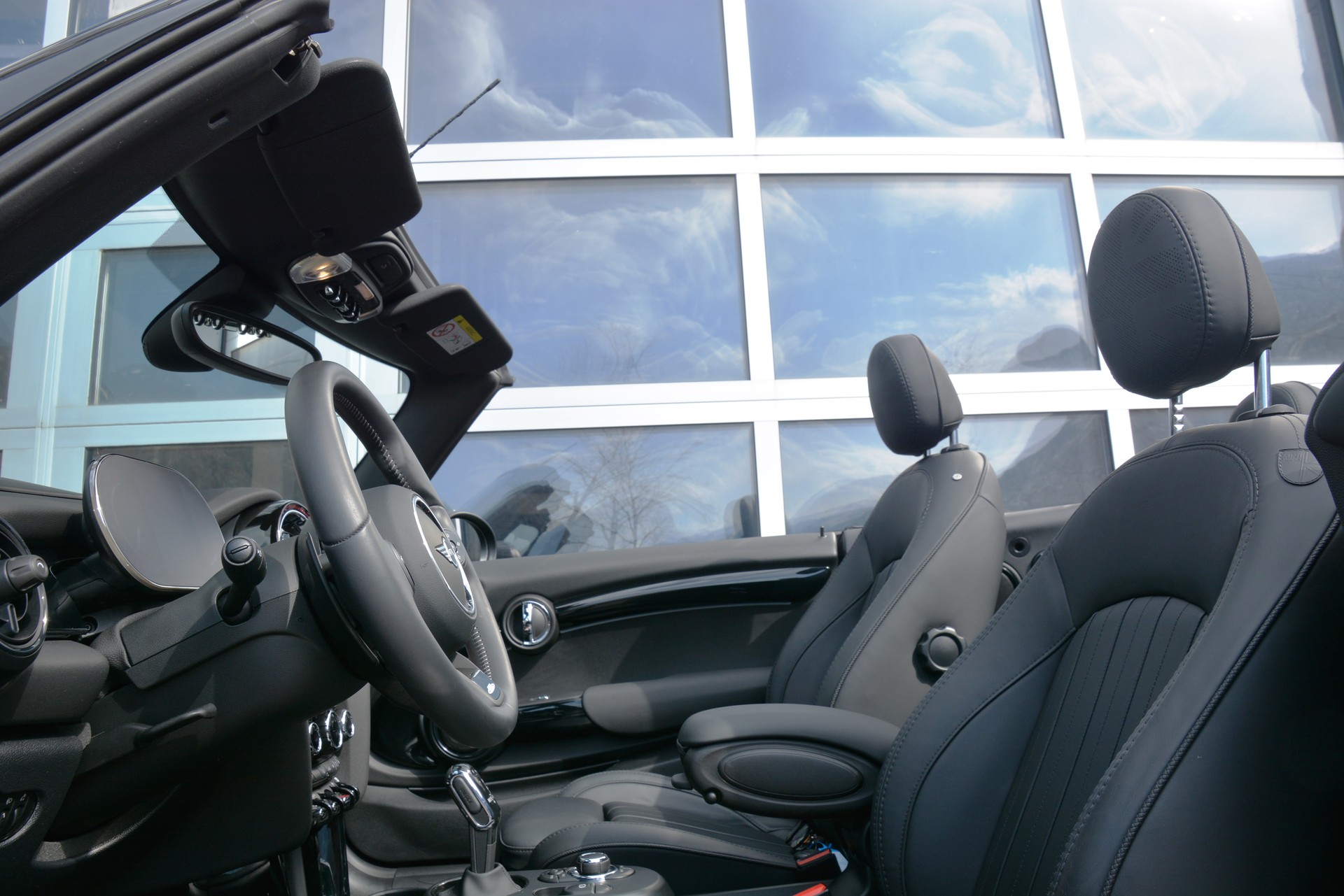 MINI Cooper John Cooper Works Cabriolet Steptronic-image-14