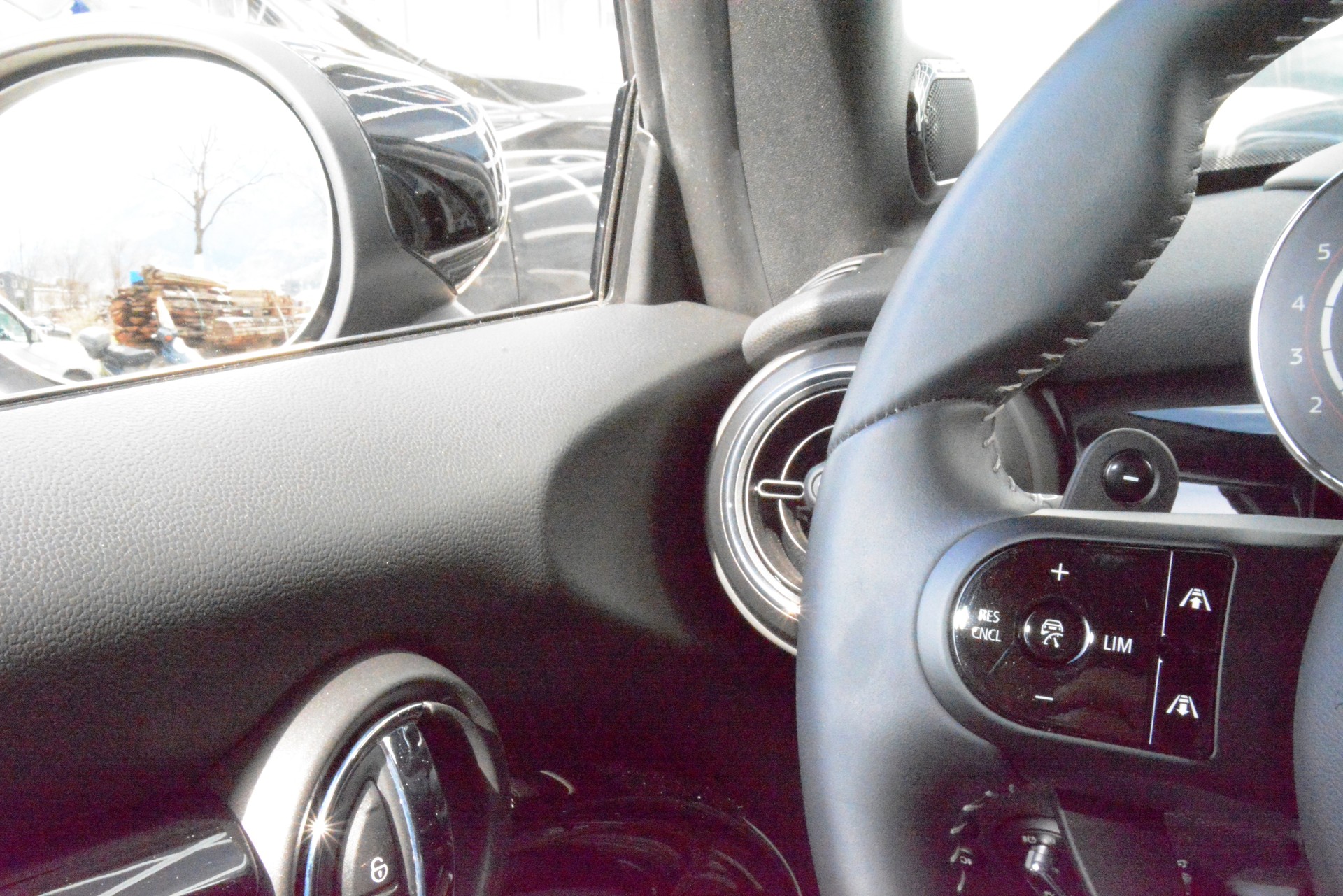 MINI Cooper John Cooper Works Cabriolet Steptronic-image-12
