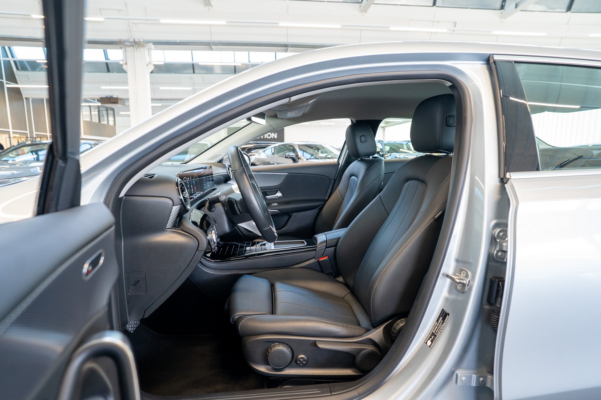 MERCEDES-BENZ A 220 Progressive 4m Limousine / Facelift / Rückfahrkamera / Sitzheizung-image-8