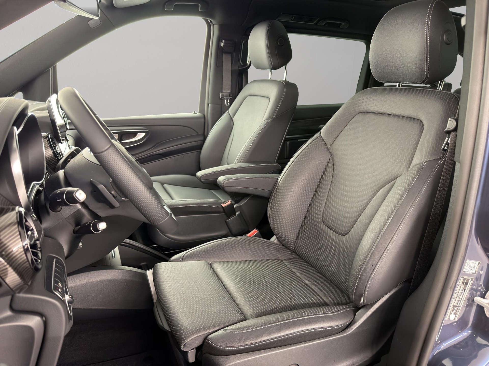 MERCEDES-BENZ EQV 300 lang Van-image-8