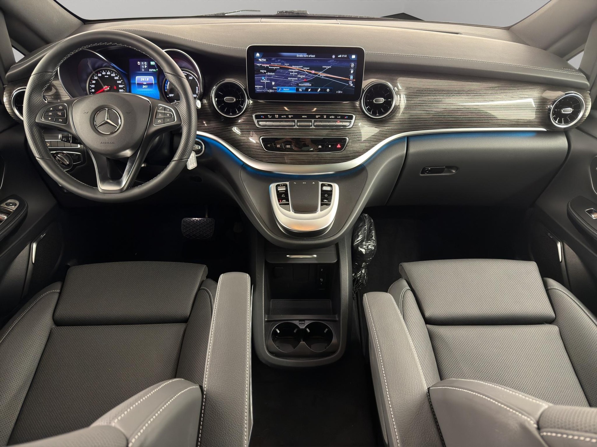 MERCEDES-BENZ EQV 300 lang Van-image-10