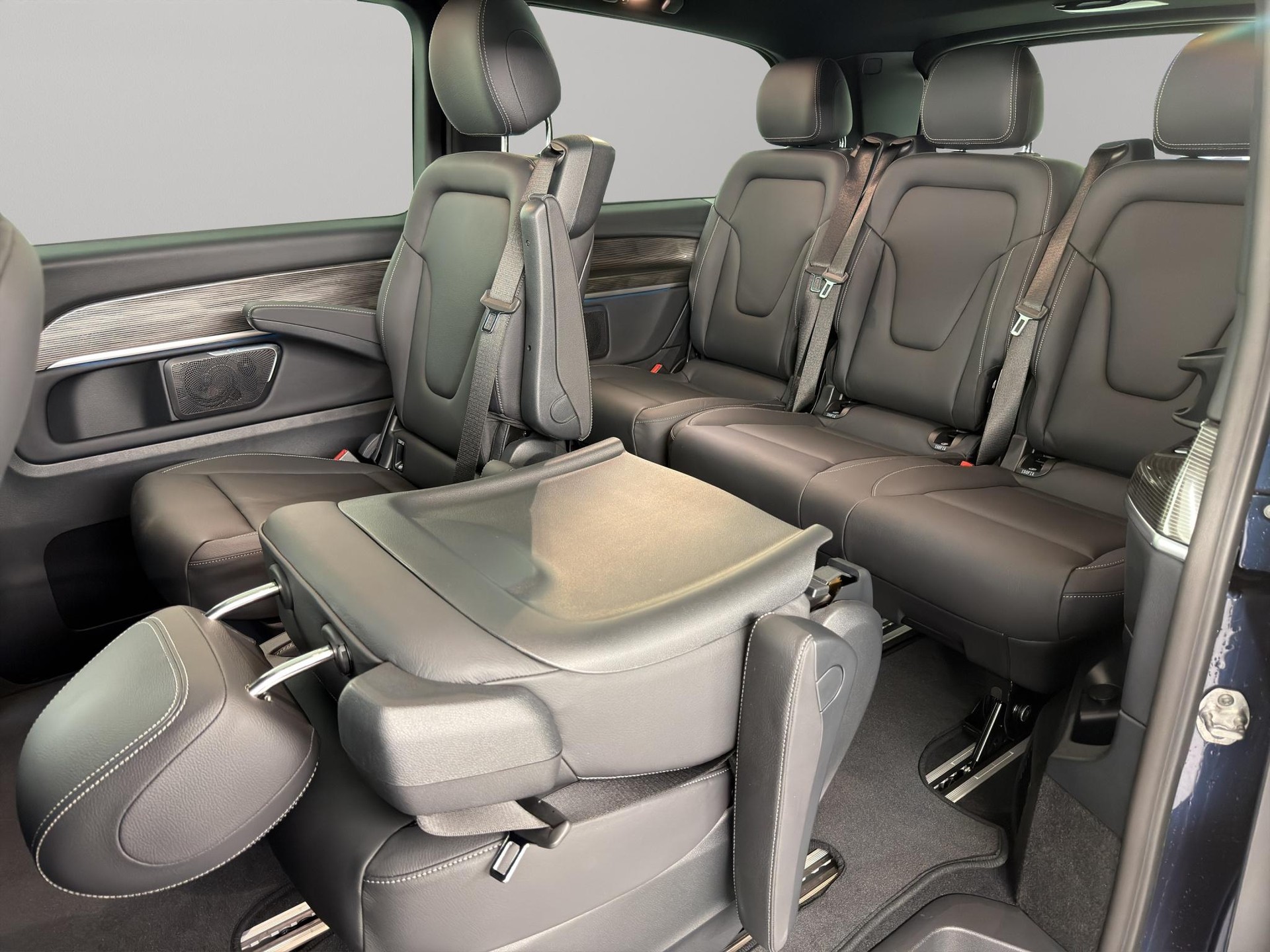 MERCEDES-BENZ EQV 300 lang Van-image-9