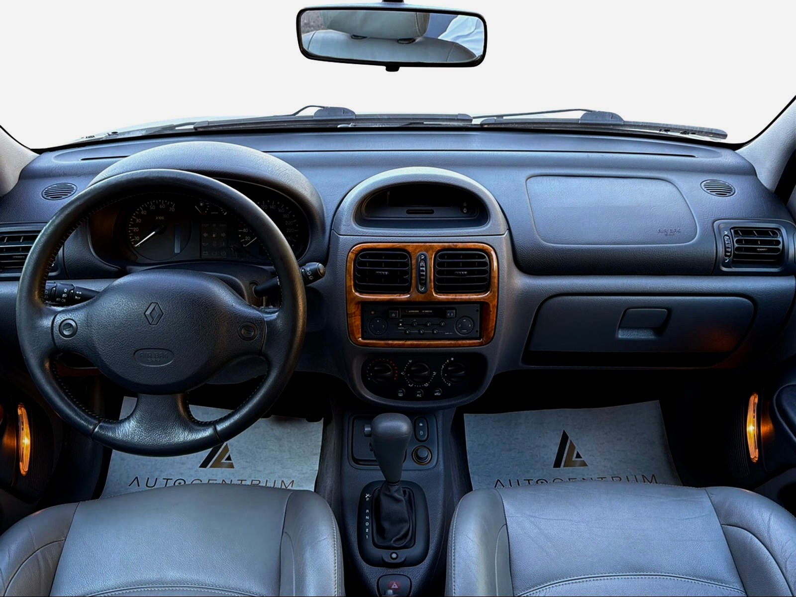 RENAULT Clio 1.4-16 Initiale (Advantage) Automatic-image-11