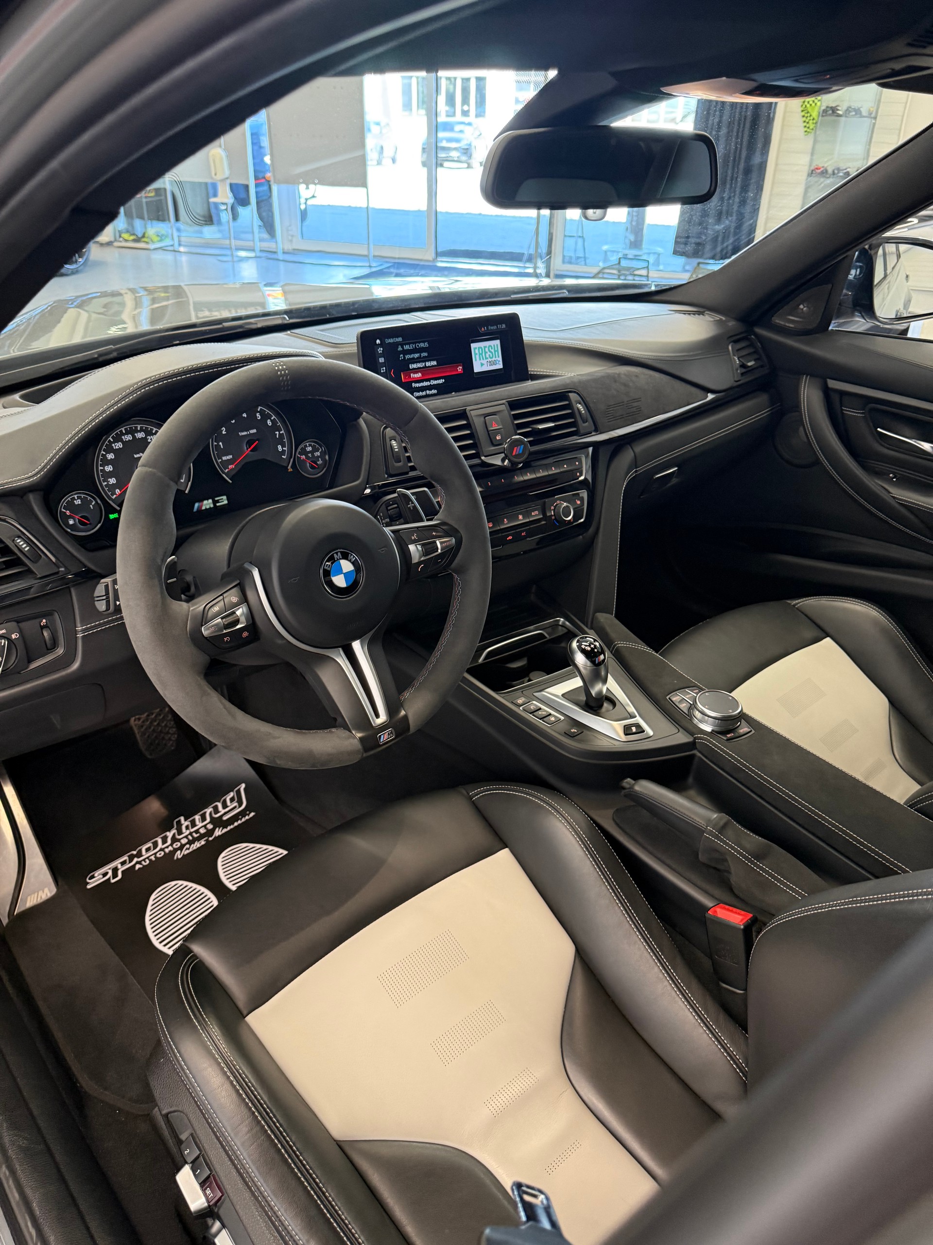 BMW M3 CS Drivelogic Ch Auto-image-8