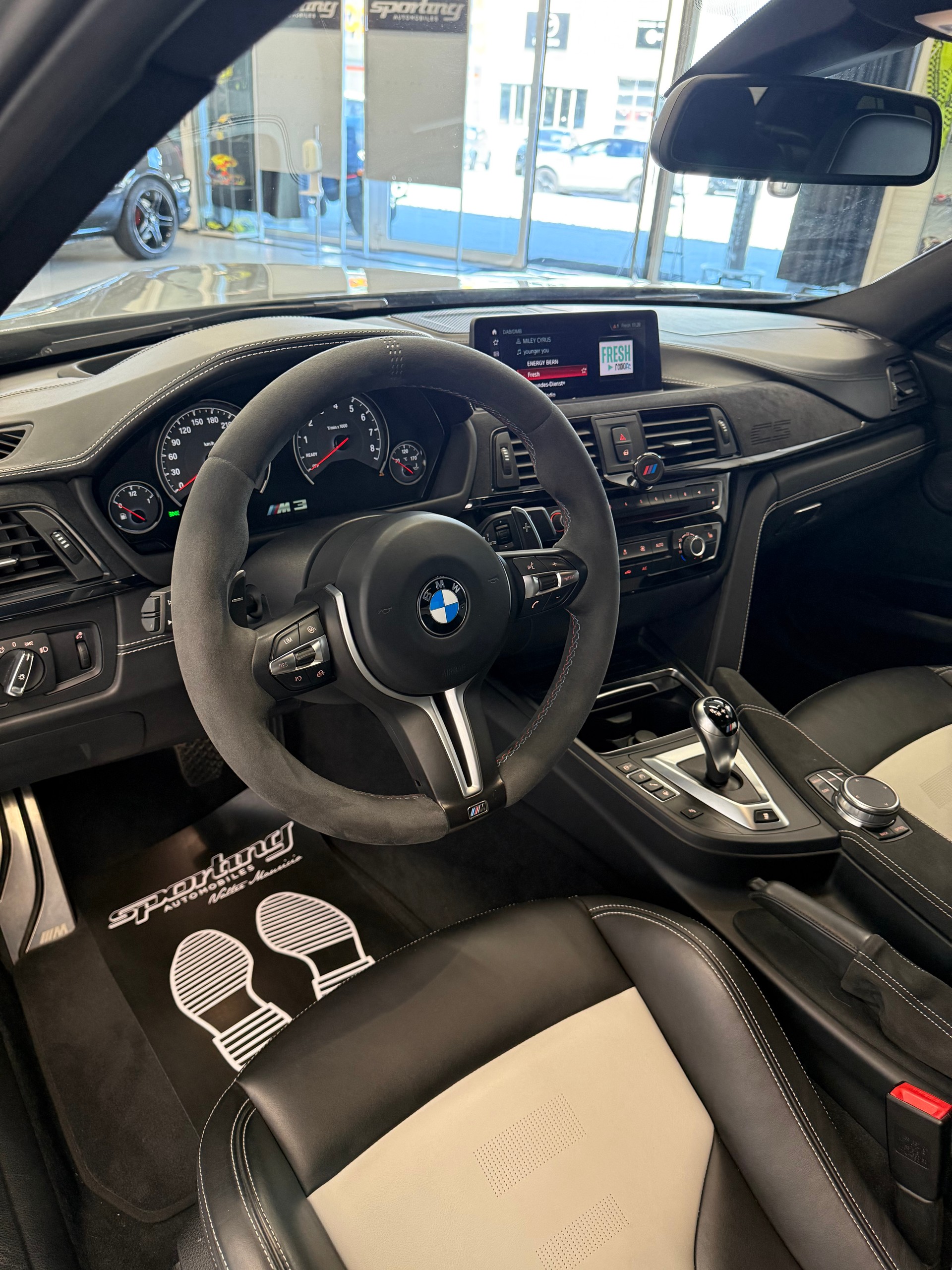 BMW M3 CS Drivelogic Ch Auto-image-9