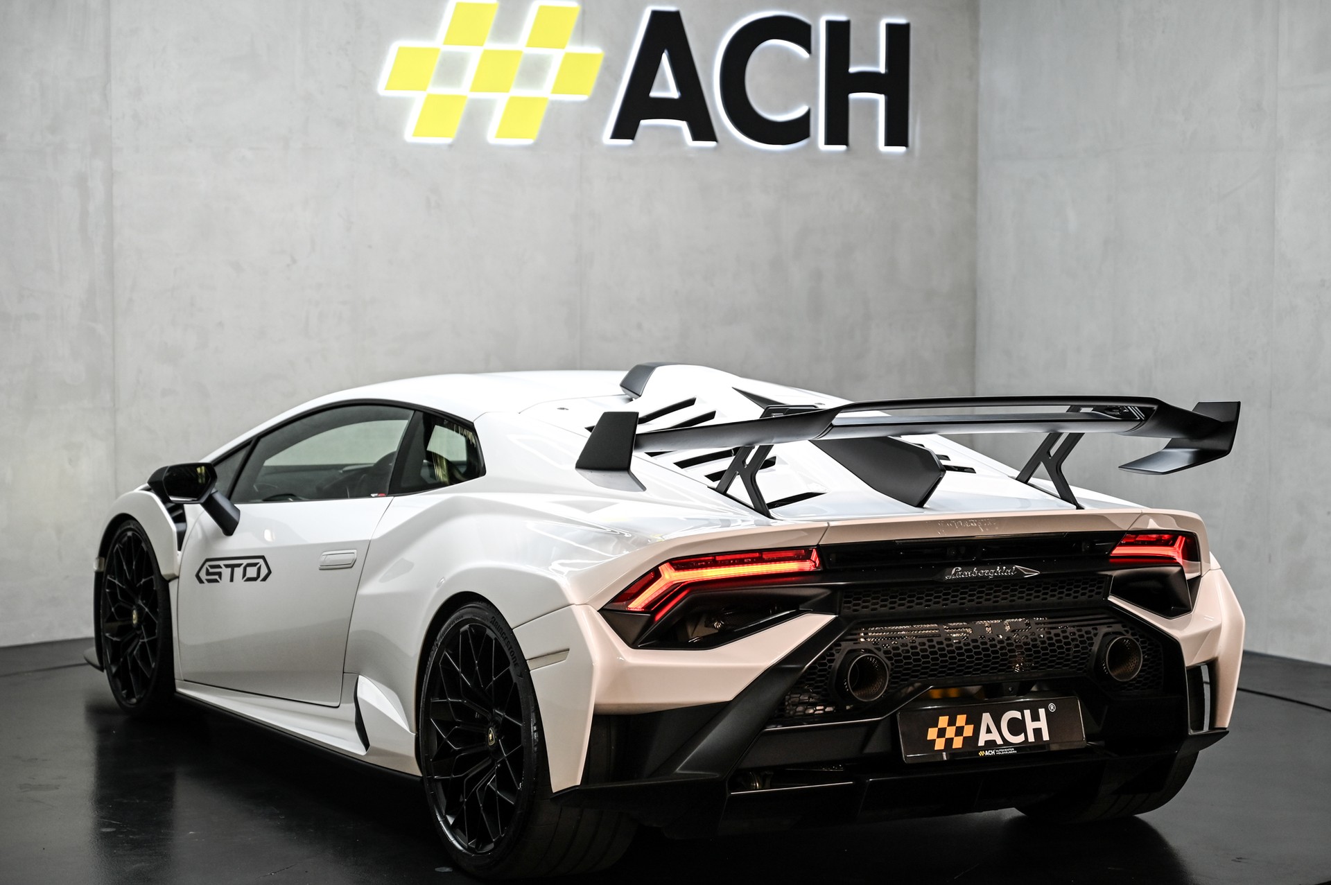 LAMBORGHINI Huracan Coupé 5.2 STO-showroom-element-3