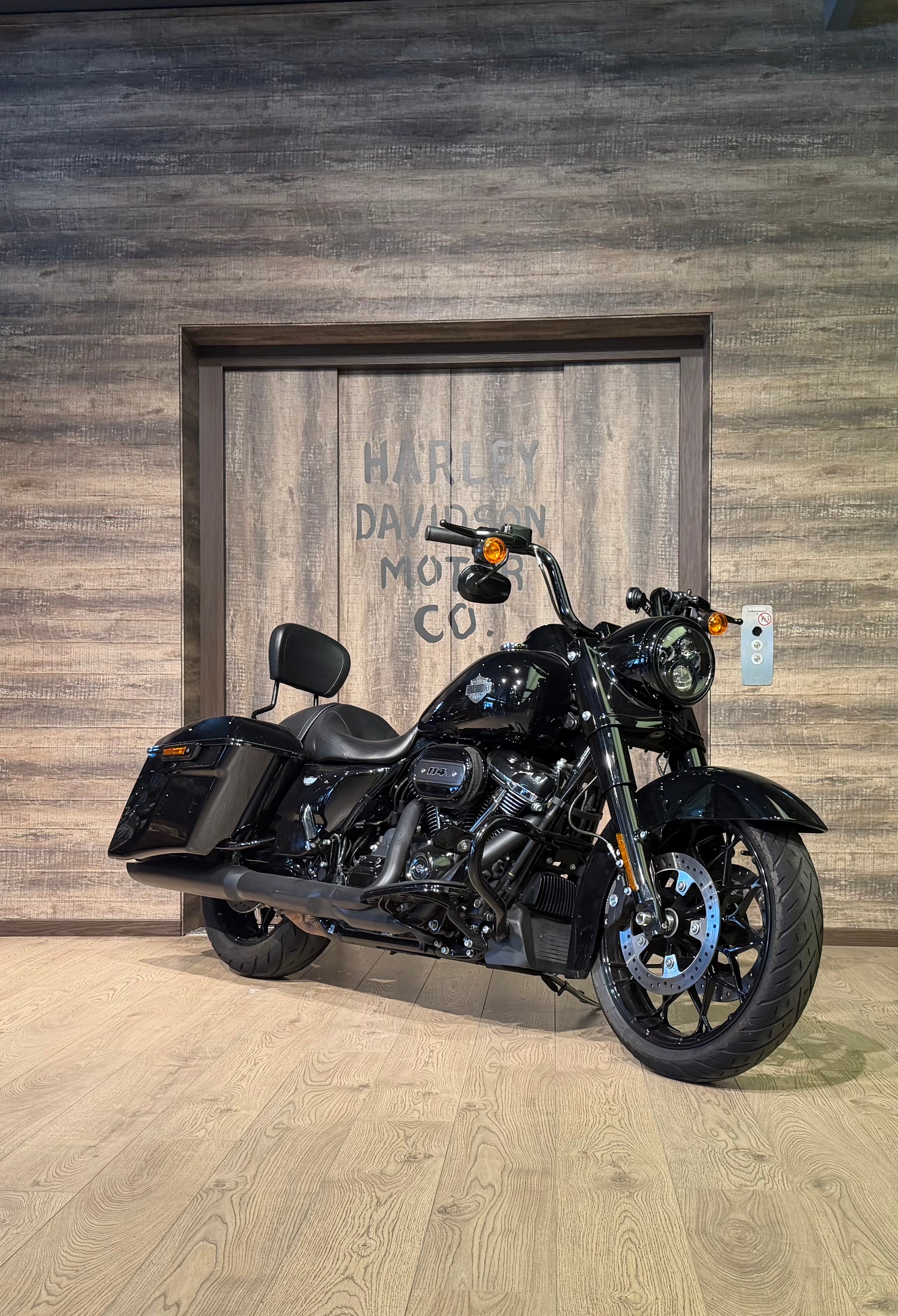 HARLEY-DAVIDSON FLHRXS Road King Special 114-showroom-element-1