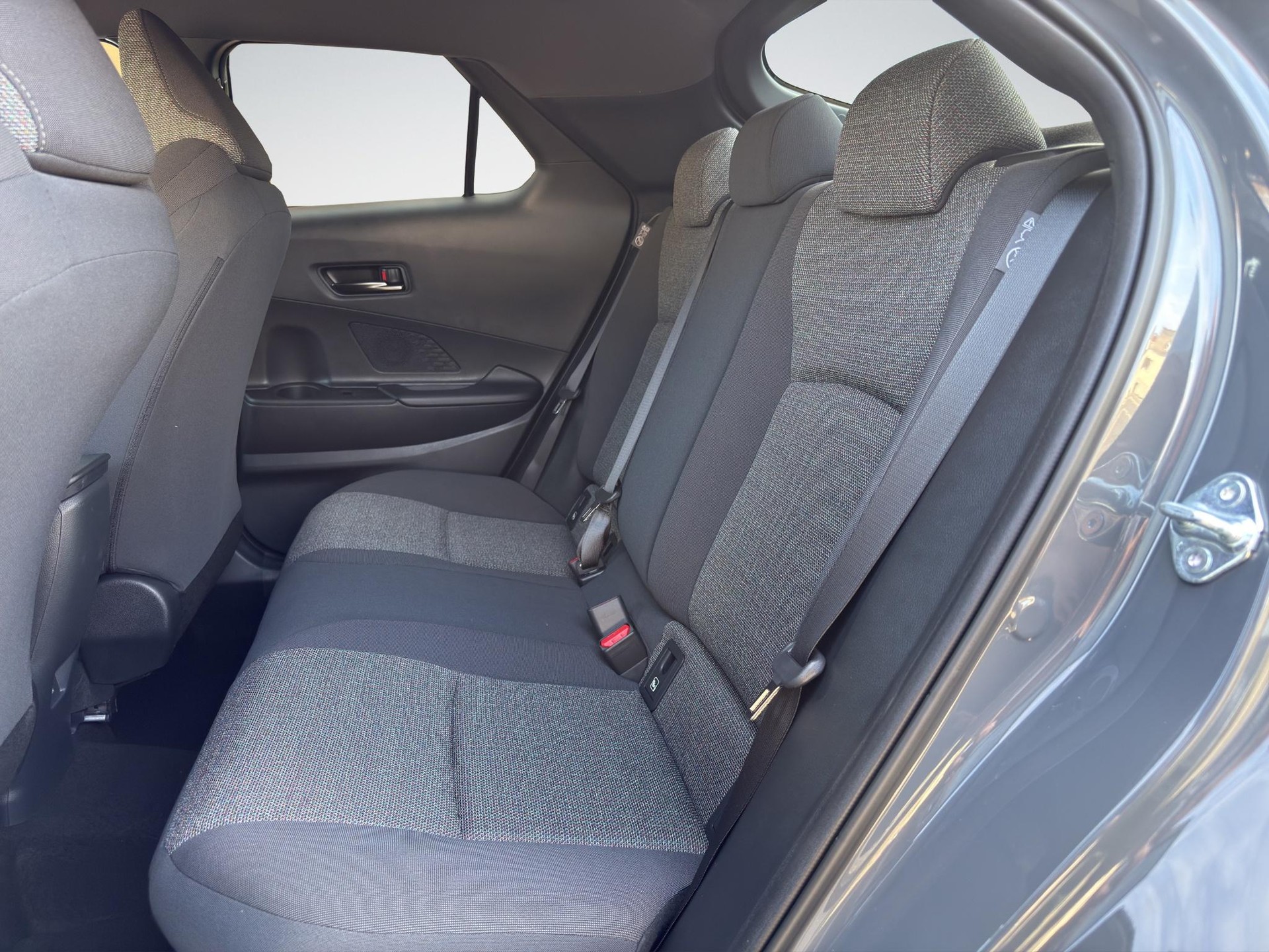 TOYOTA C-HR 2.0 HEV Swiss Edition 4x4-image-14