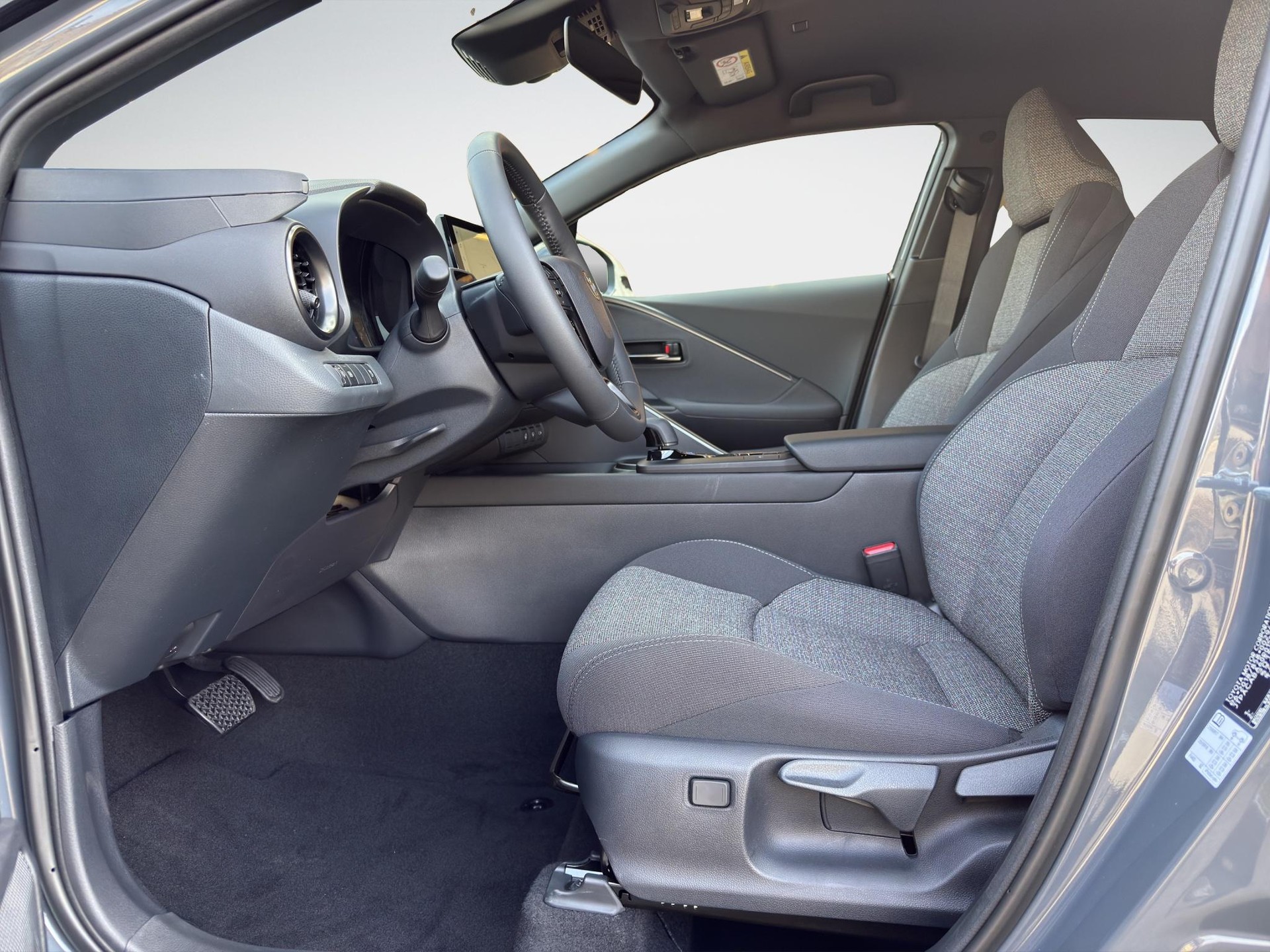 TOYOTA C-HR 2.0 HEV Swiss Edition 4x4-image-8