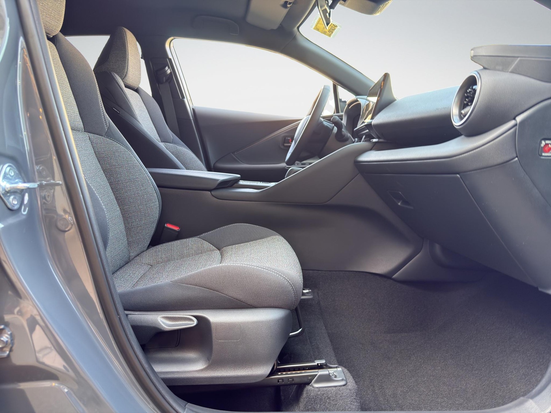 TOYOTA C-HR 2.0 HEV Swiss Edition 4x4-image-15