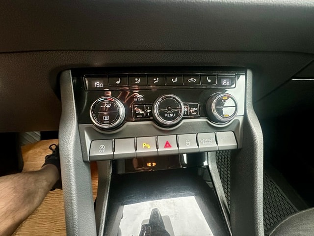SKODA Karoq 1.0 TSI Ambition DSG-image-16