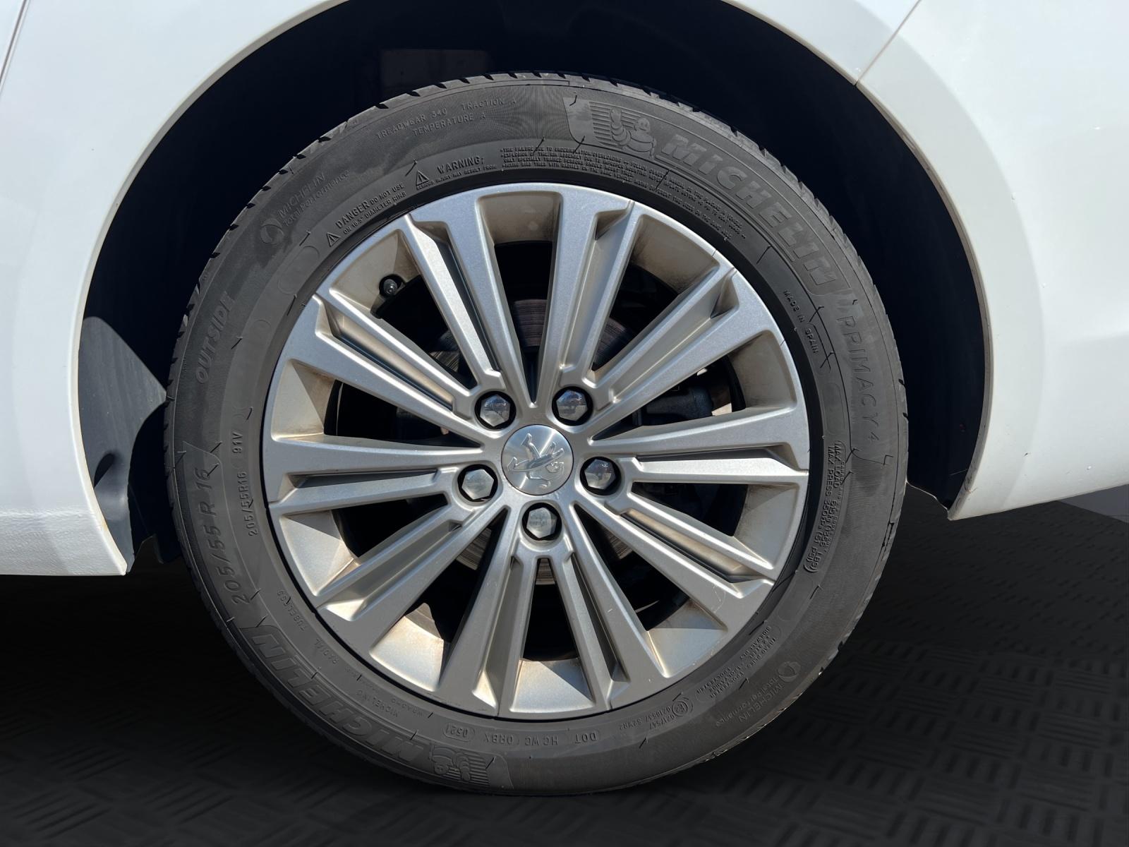 PEUGEOT 308 SW 1.2 PureTech 130 Allure S/S-image-6