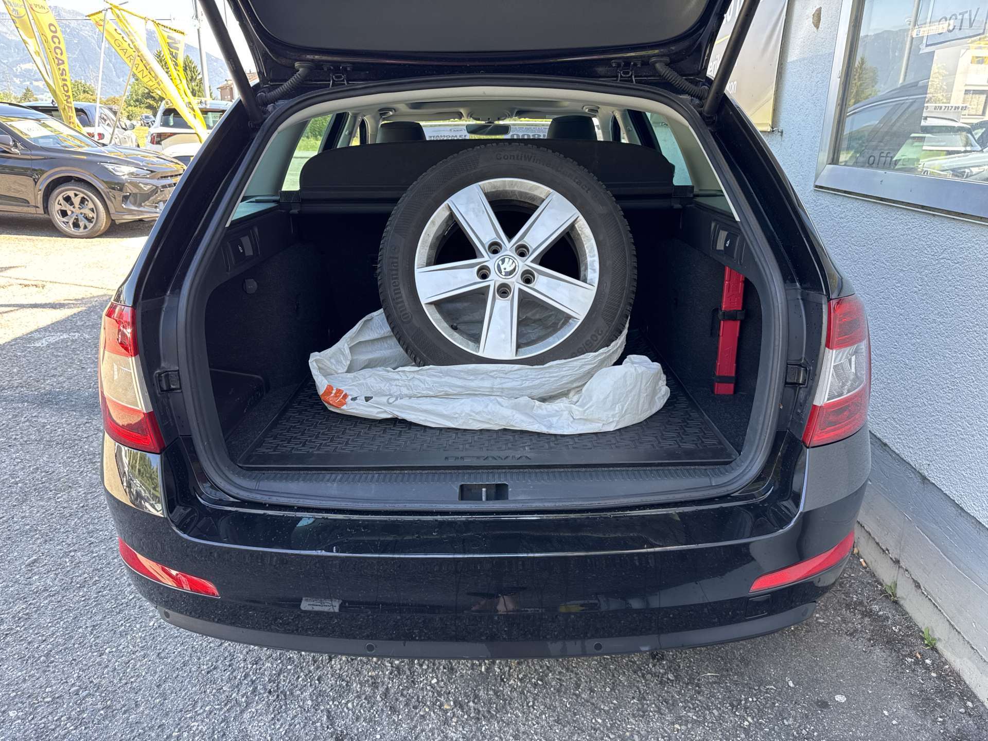 SKODA Octavia Combi 1.8 TSi Style DSG-Automat-image-8
