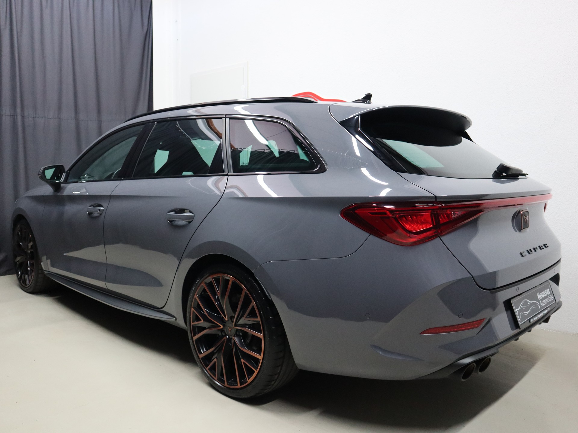 CUPRA LEON ST 2.0 TSI VZ DSG 4Drive - Panorama - Navi - BREMBO - Beats - Sportsitze - Kamera - 310 PS-image-3
