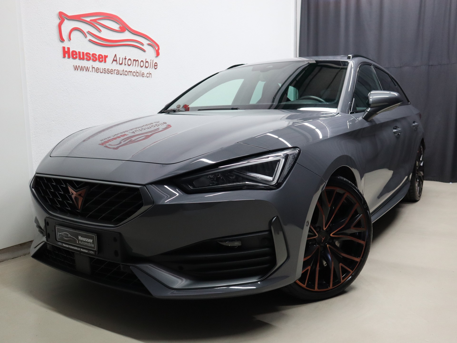 CUPRA LEON ST 2.0 TSI VZ DSG 4Drive - Panorama - Navi - BREMBO - Beats - Sportsitze - Kamera - 310 PS-image-0