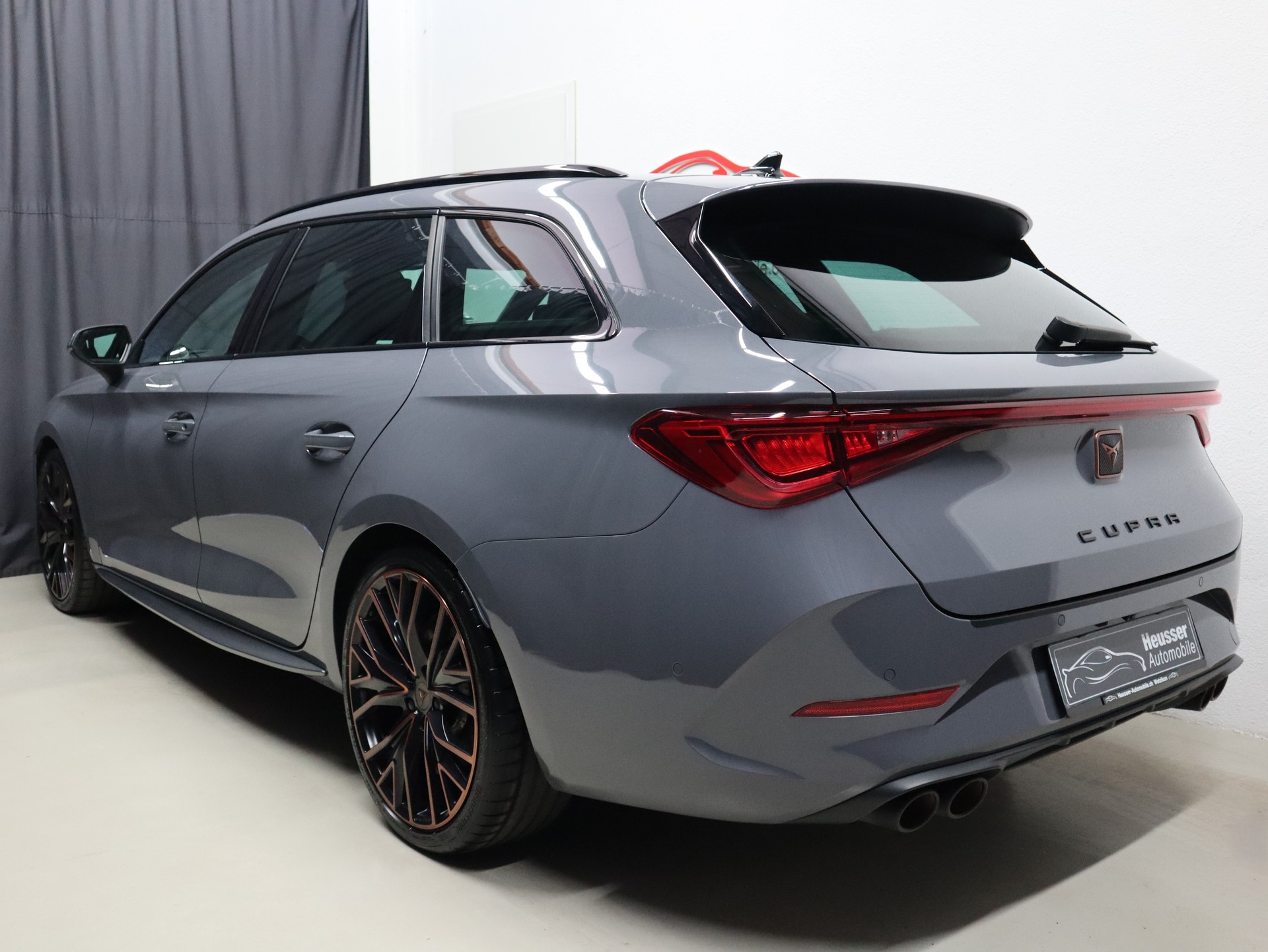 CUPRA LEON ST 2.0 TSI VZ DSG 4Drive - Panorama - Navi - BREMBO - Beats - Sportsitze - Kamera - 310 PS-image-4