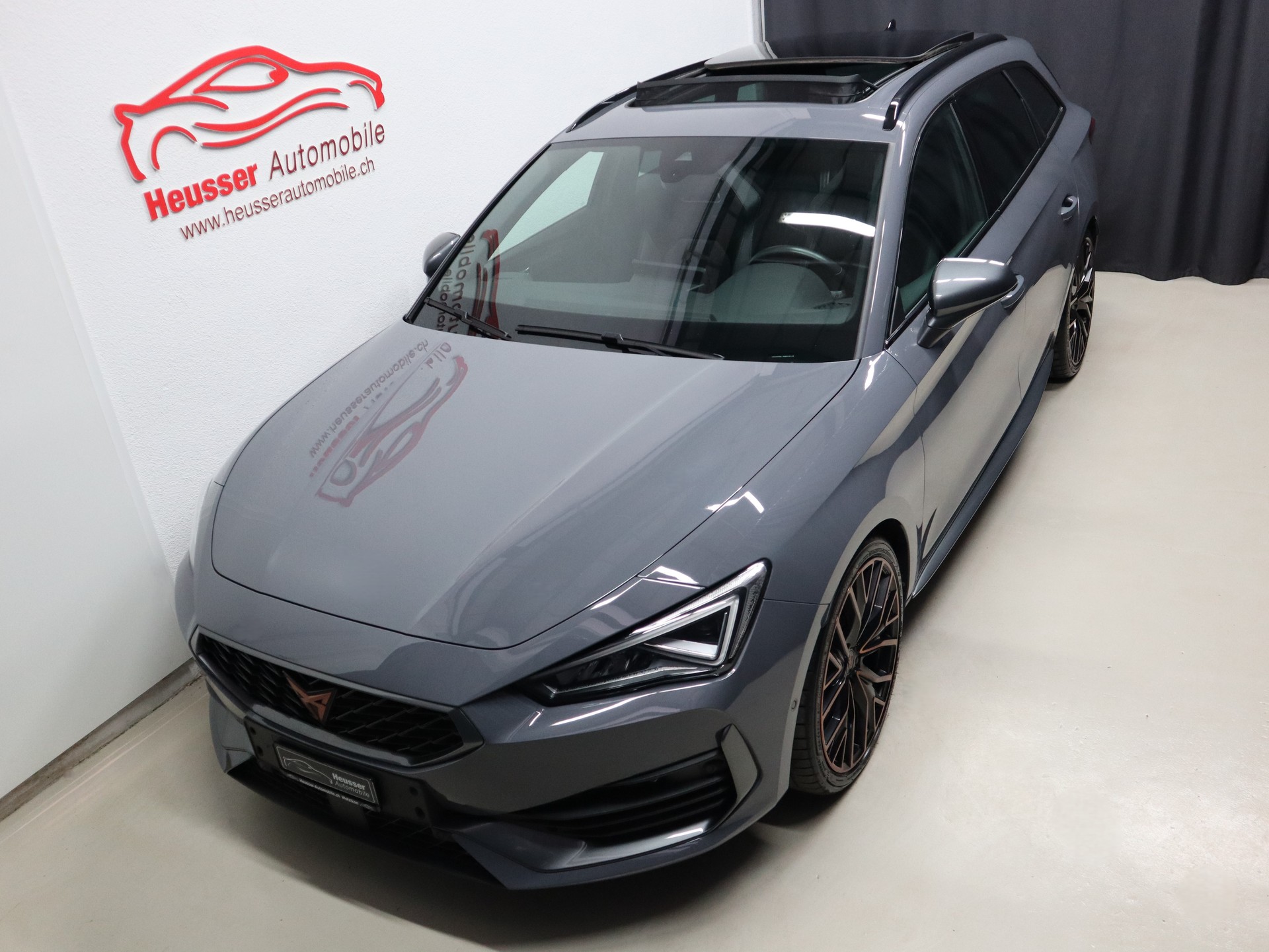 CUPRA LEON ST 2.0 TSI VZ DSG 4Drive - Panorama - Navi - BREMBO - Beats - Sportsitze - Kamera - 310 PS-image-2